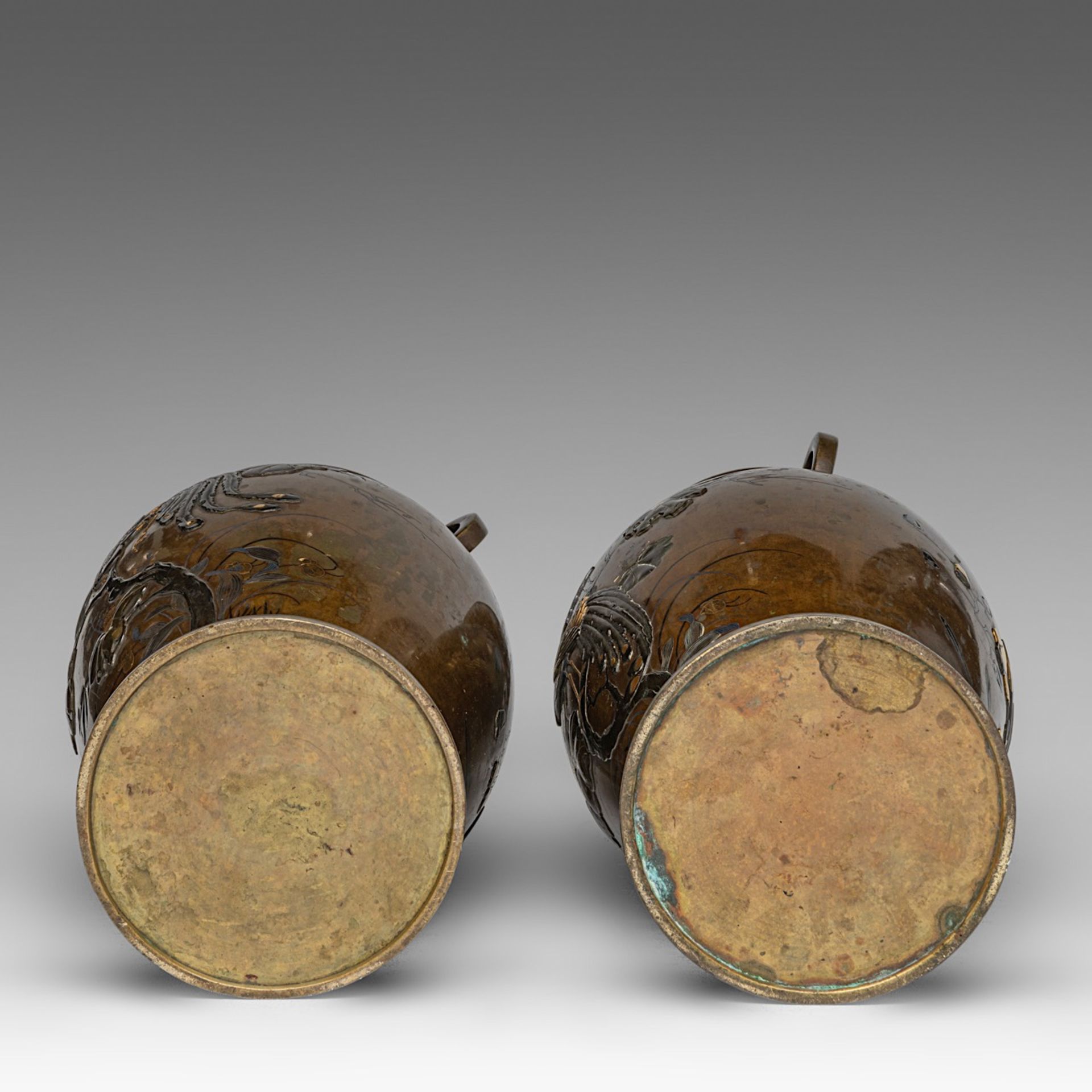 A pair of Japanese bronze 'Phoenix' vases with gilt details, Meiji period (1868-1912), both H 41,5 c - Image 6 of 6