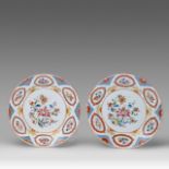 A similar pair of Chinese famille rose 'Pronk' type dishes, Qianlong period, dia 25,5 cm