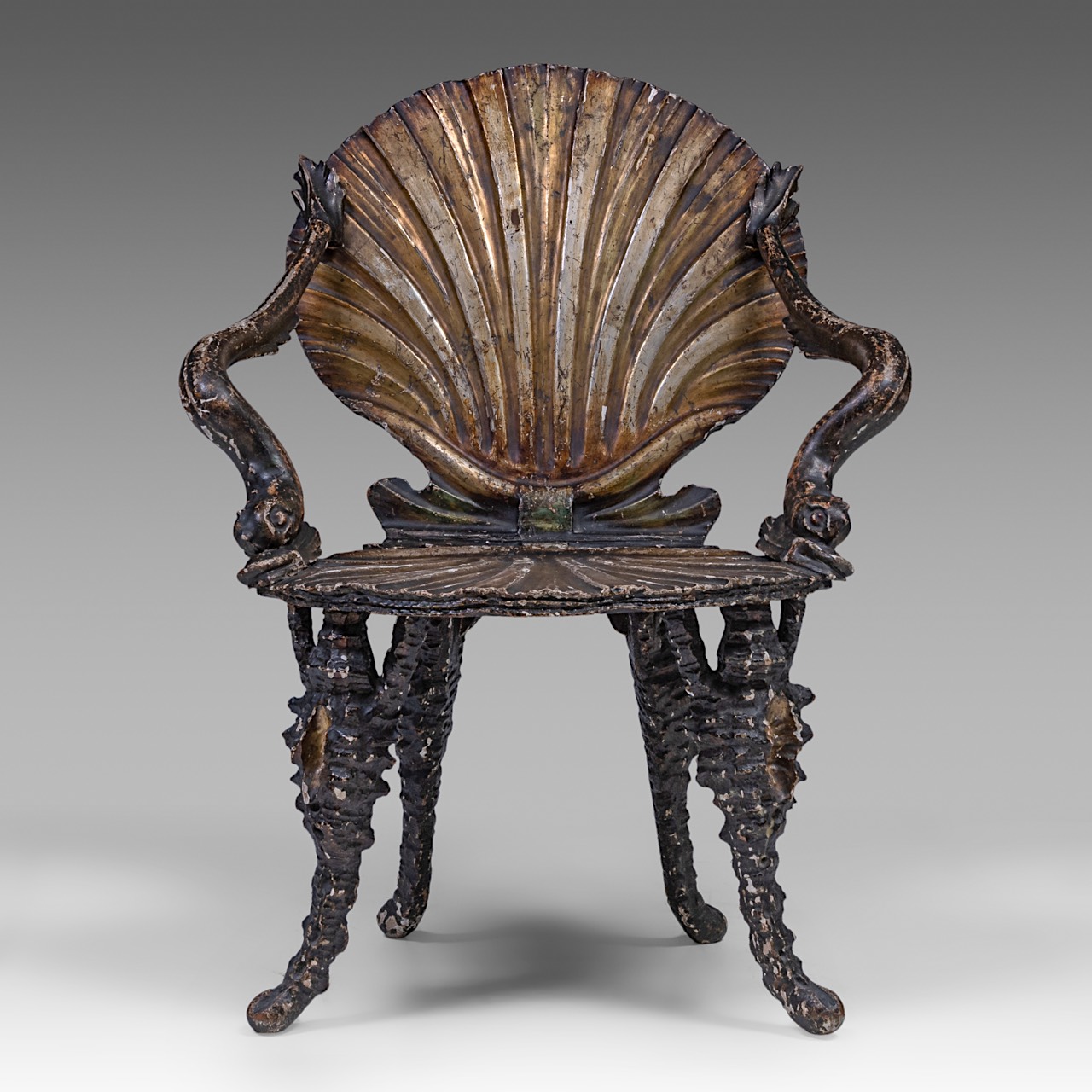 A Venetian 'Grotto' chair, patinated carved wood and stucco, 19thC, H total 84 cm - H seat 40,5 cm -