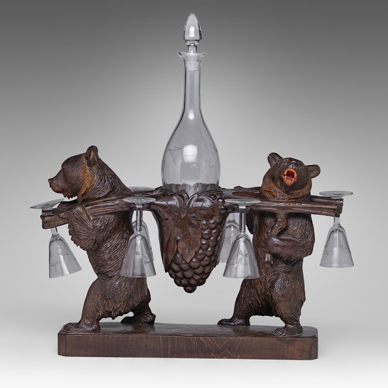 A Black Forest carved wooden liquor stand with two bears carrying the decanter and six glasses, H 4 - Bild 9 aus 10