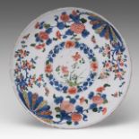 An uncommon Chinese verte-imari floral decorated plate, Kangxi period, dia 32,5 cm