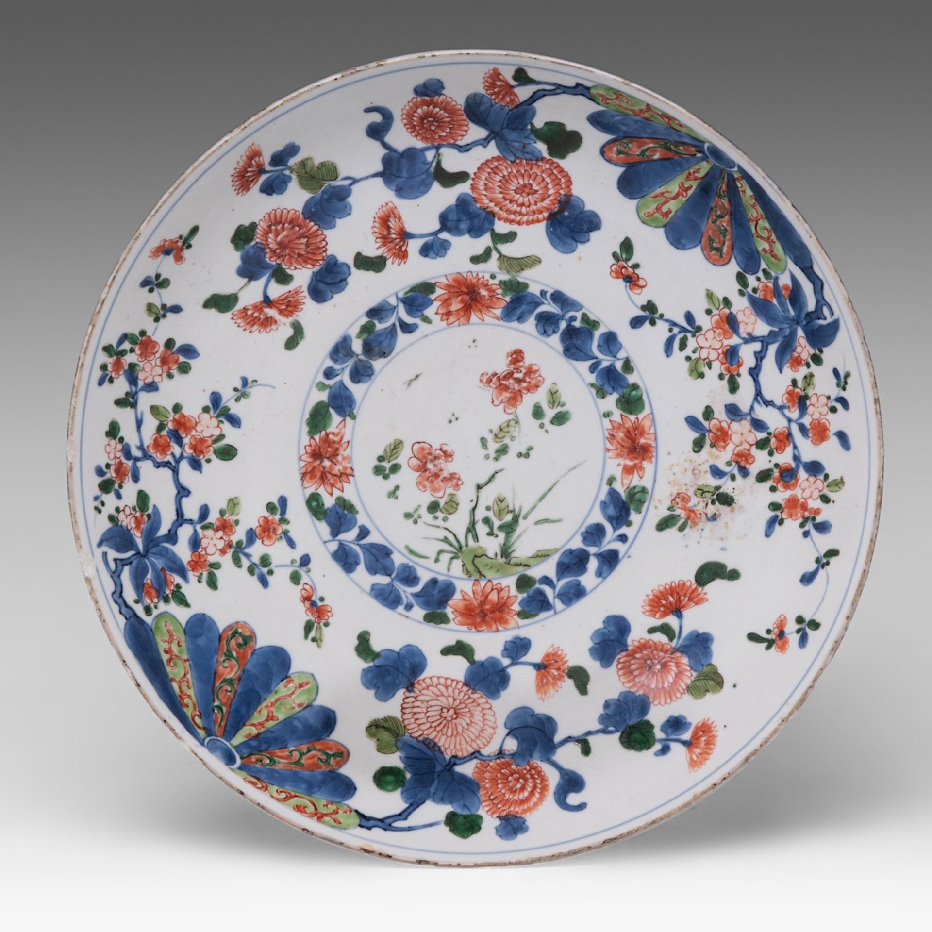 An uncommon Chinese verte-imari floral decorated plate, Kangxi period, dia 32,5 cm