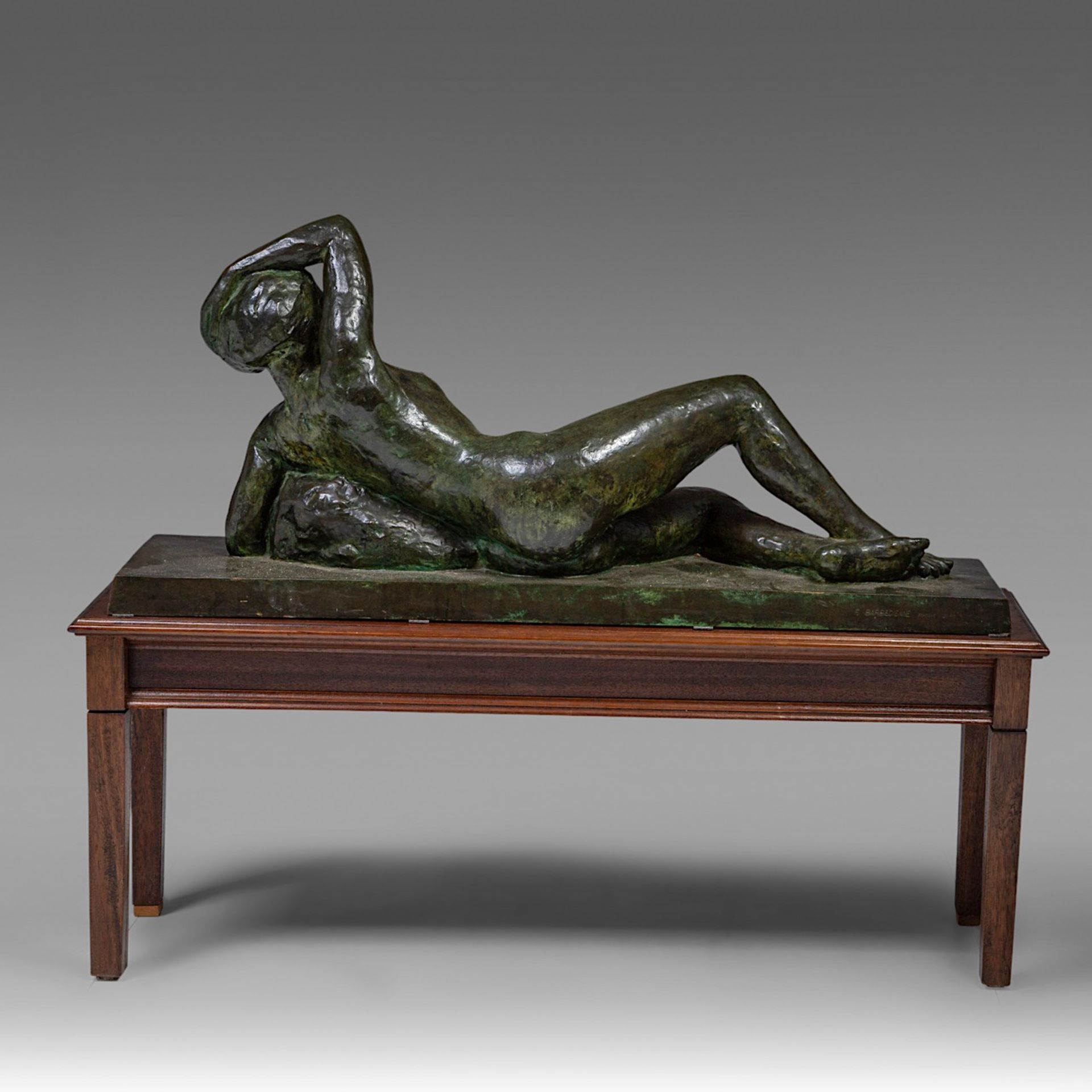 Leon Severac (1903-1996), reclining female nude, patinated bronze, H 43 - W 98 cm - Bild 4 aus 7