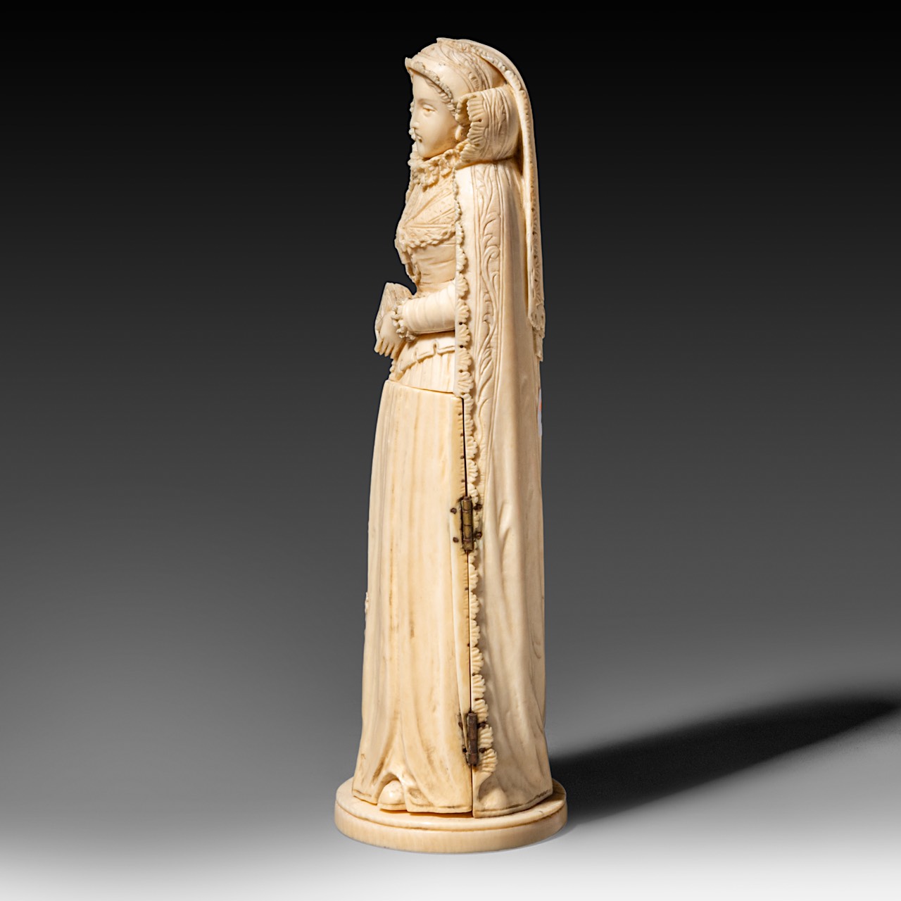 An ivory triptych sculpture of probably Mary Queen of Scots, French, 19thC, H 20 cm - 447 g (+) - Image 4 of 12