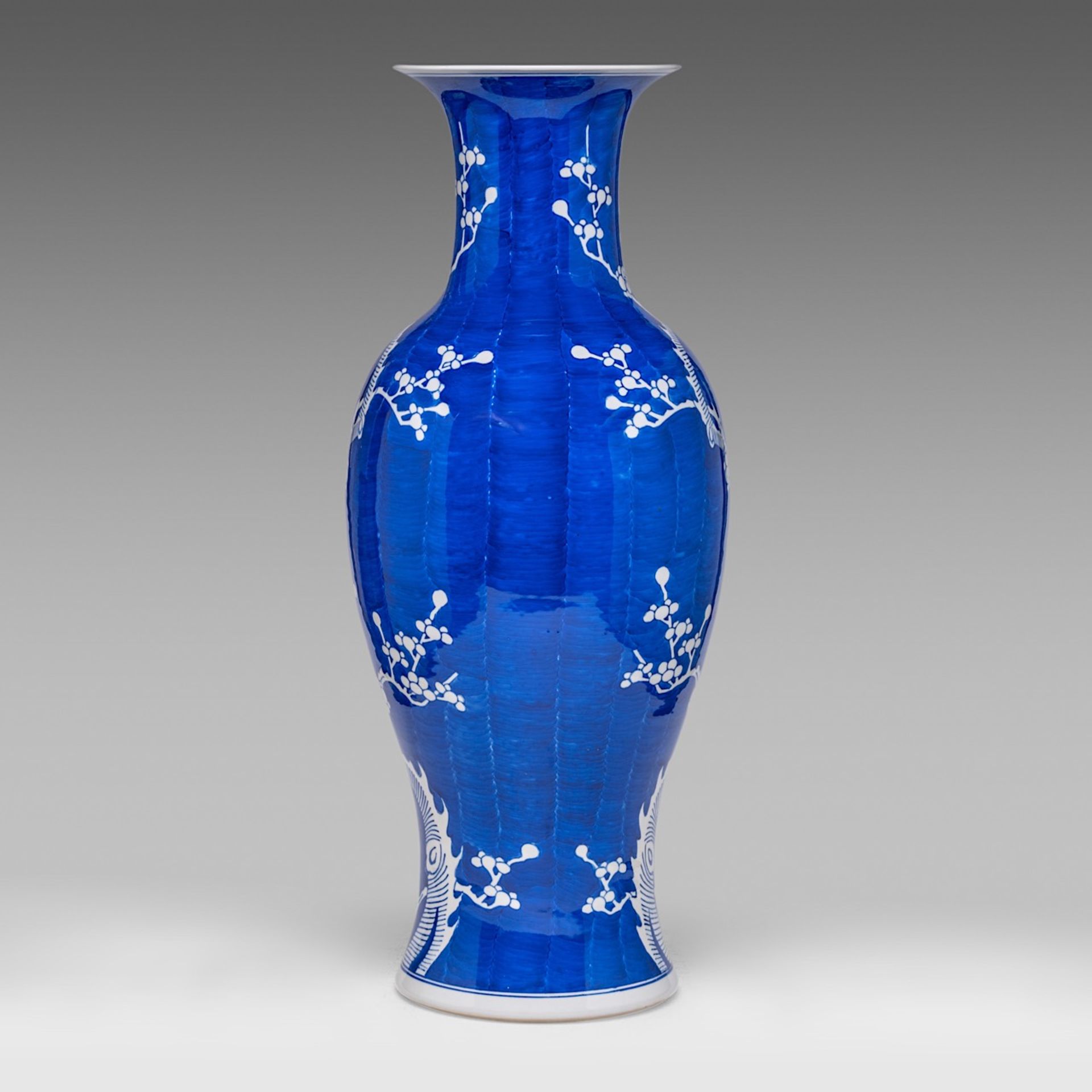 A Chinese blue and white 'Prunus on cracked ice' baluster vase, 20thC, H 63,5 cm - Image 4 of 6
