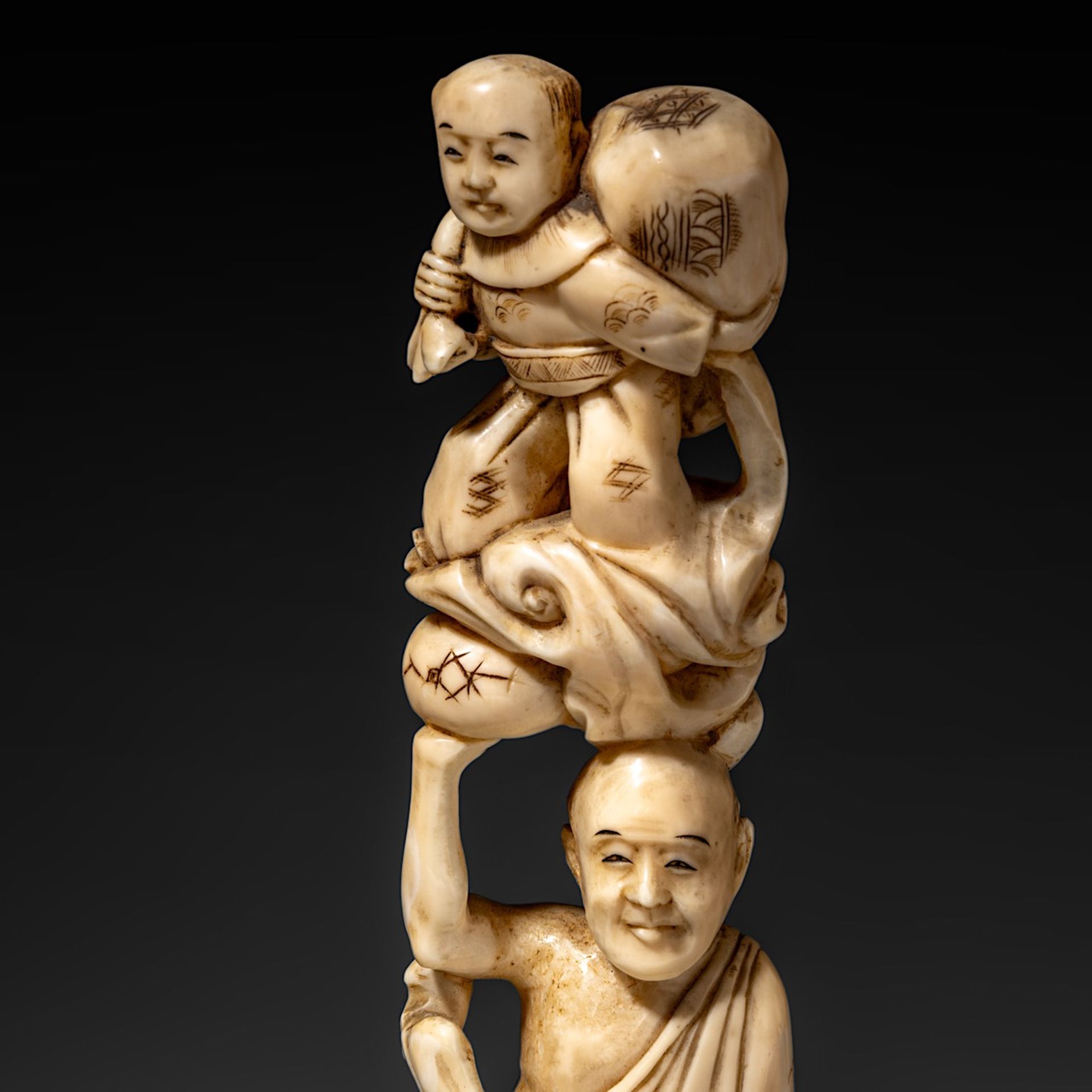 Three Japanese walrus ivory okimono, Taisho/early Showa period (1912-1950), H 28 cm - 864g / 27,5 cm - Image 10 of 12