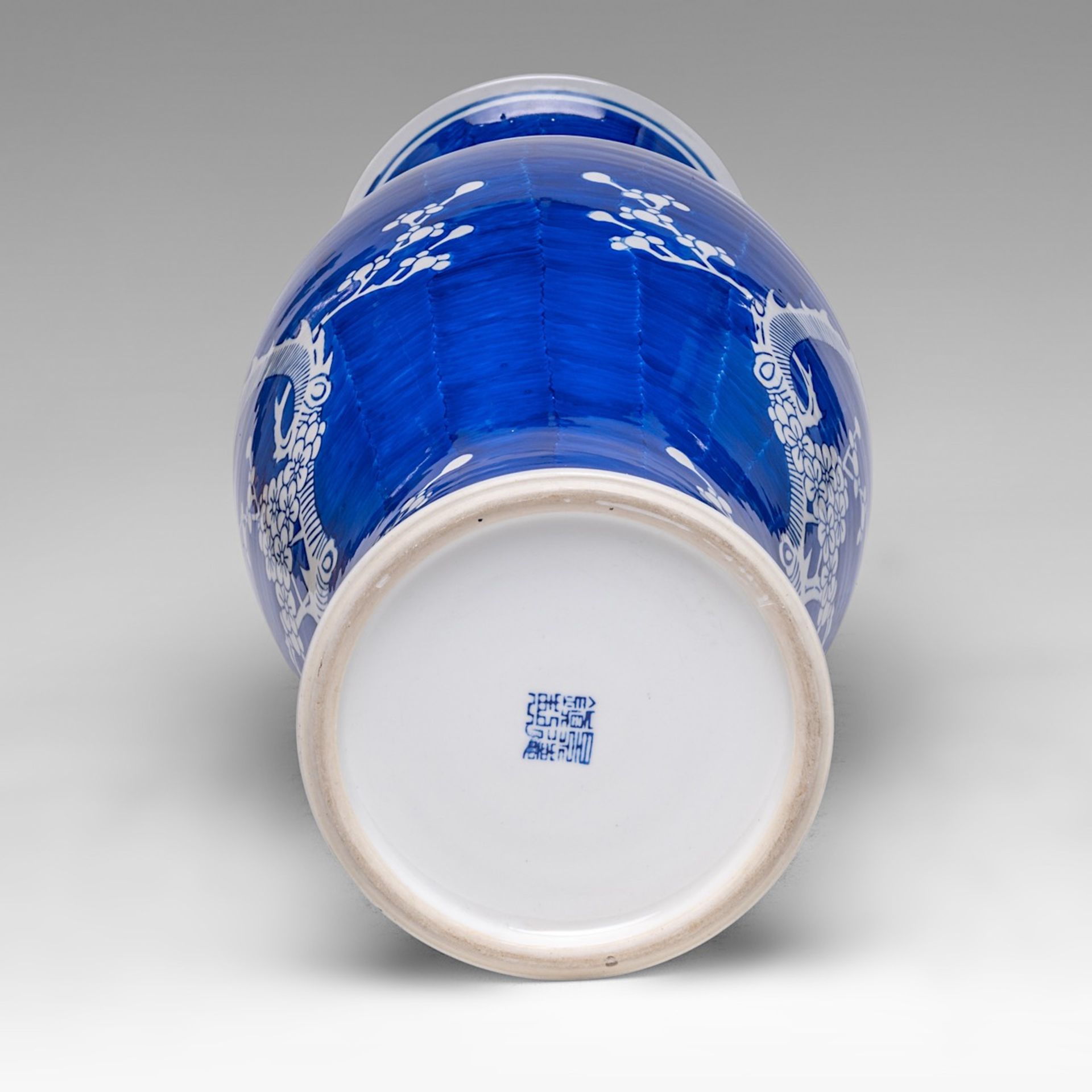 A Chinese blue and white 'Prunus on cracked ice' baluster vase, 20thC, H 63,5 cm - Image 6 of 6