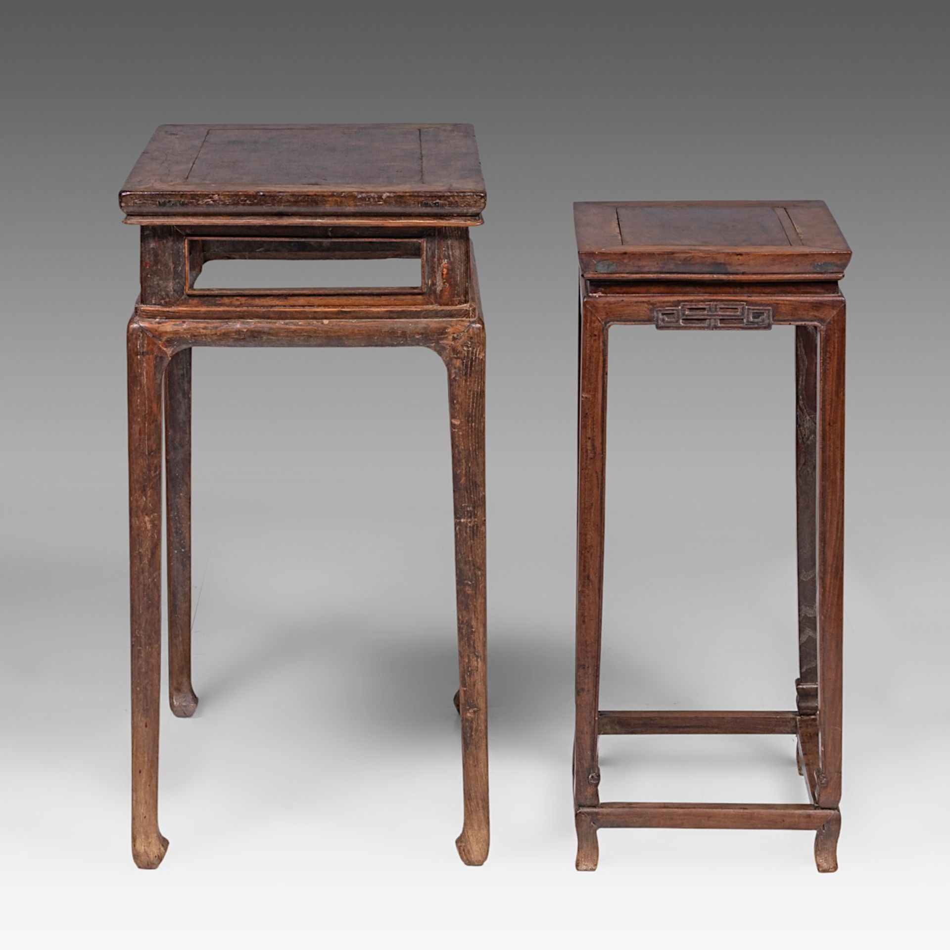 Two Chinese hardwood side tables, mid - late Qing dynasty, largest H 82 - 69 x 42 cm - Bild 5 aus 7