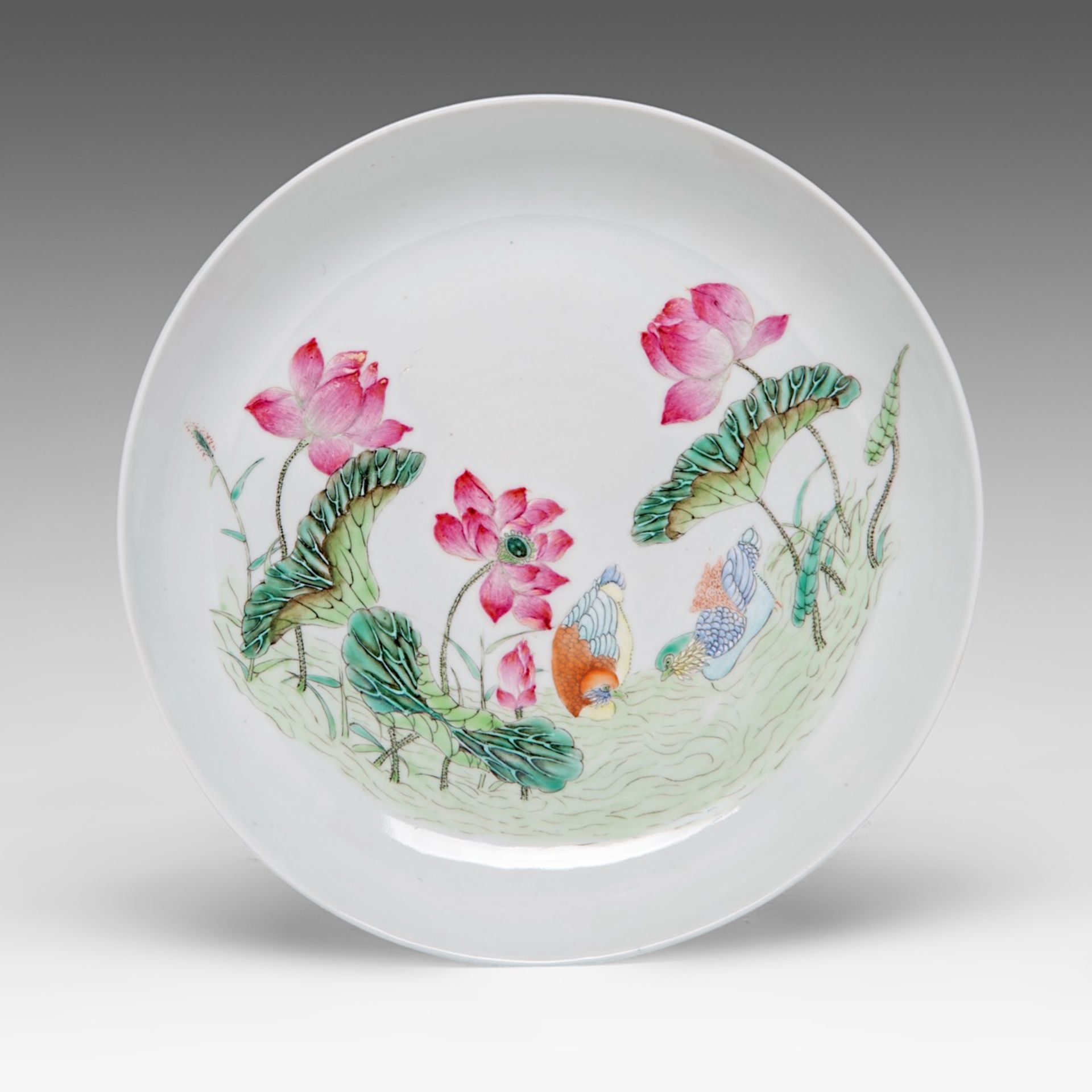 A fine pair of Chinese famille rose 'Mandarin Ducks in a Lotus Pond' plates, marked Daoguang and of - Bild 4 aus 4