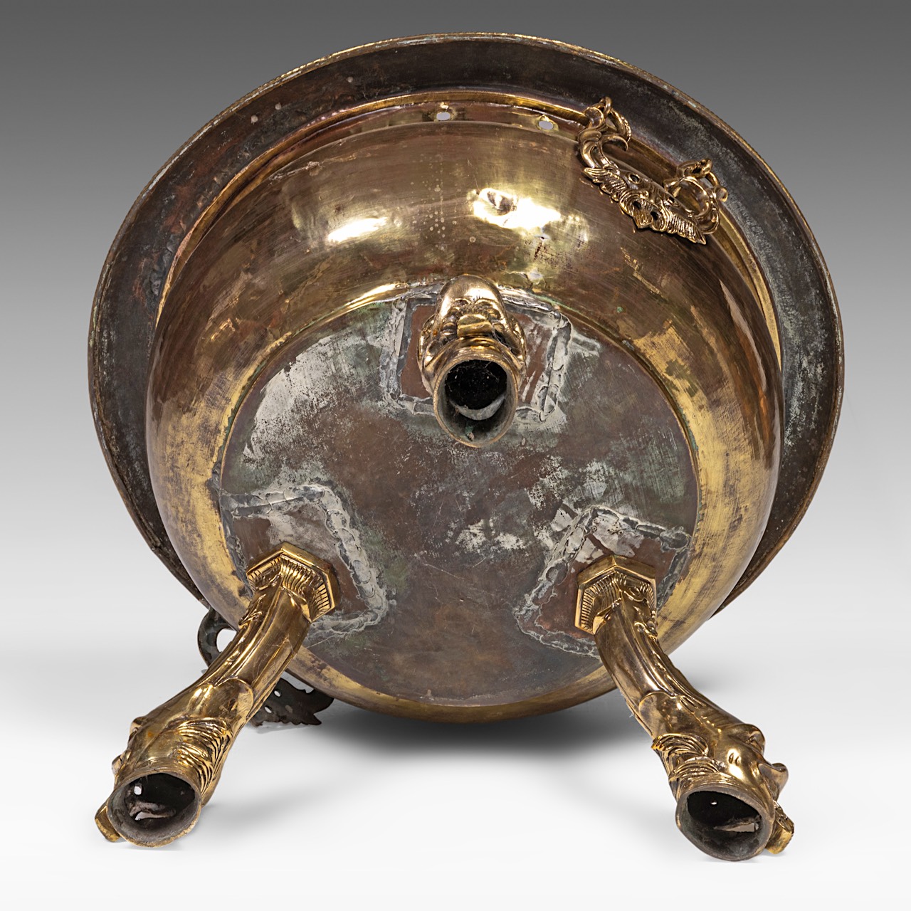 A brass wine cooler, the feet moddeled as dolphins, ca. 1700, H 47 - dia 60 cm - Bild 6 aus 6