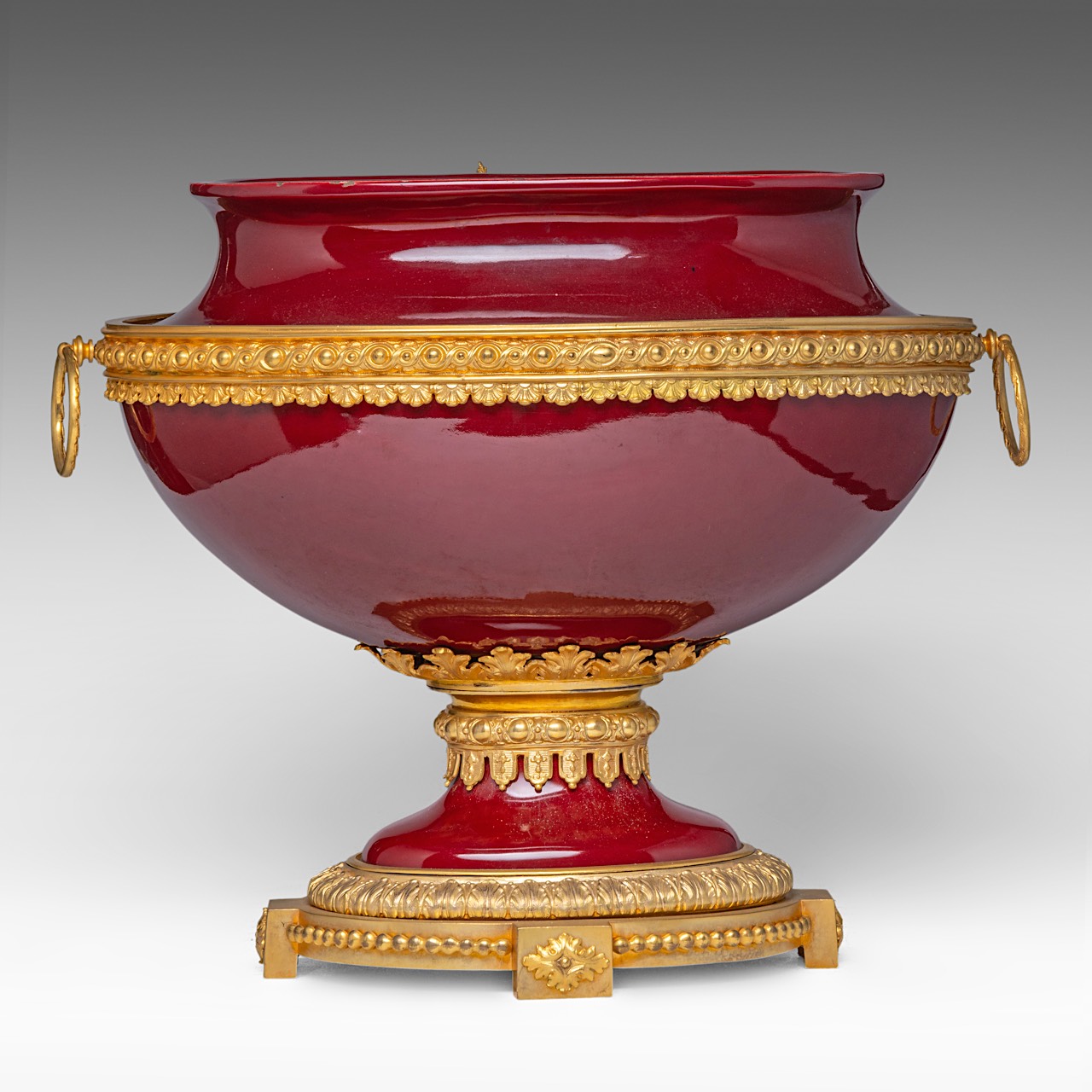 A Neoclassical 'sang de boeuf' glazed porcelain plant stand with gilt bronze mounts, H 37 - W 40 cm - Image 3 of 6