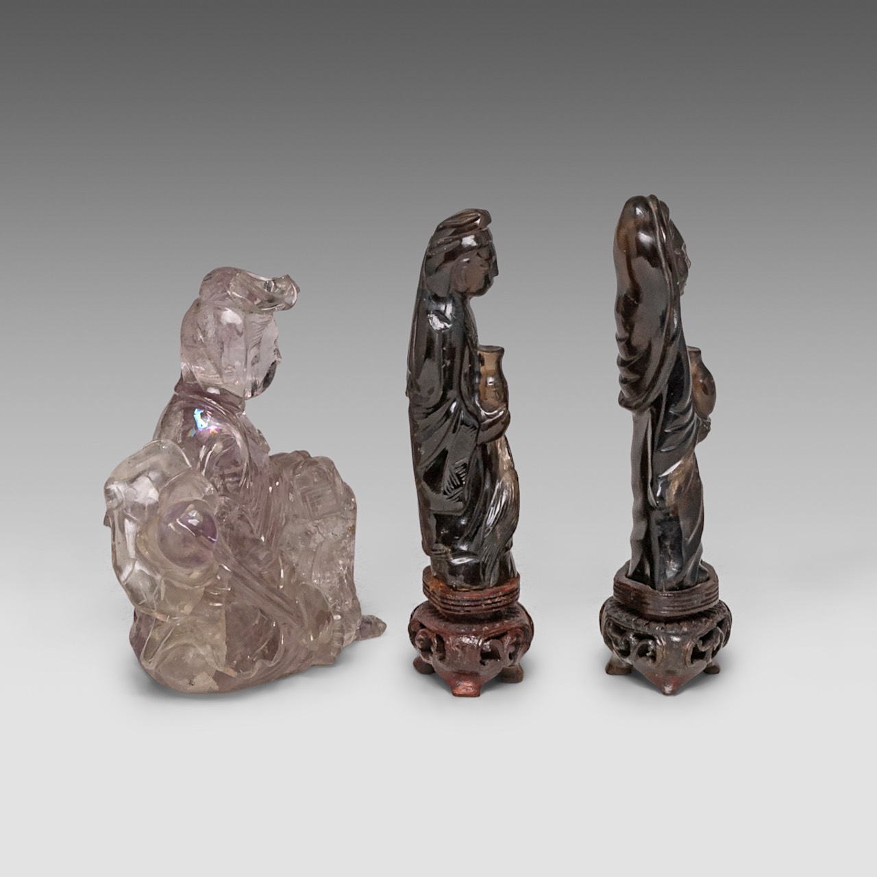 A collection of ten Chinese mineral carvings and a porcelain plate, incl. a carved mother-of-pearl s - Image 21 of 23