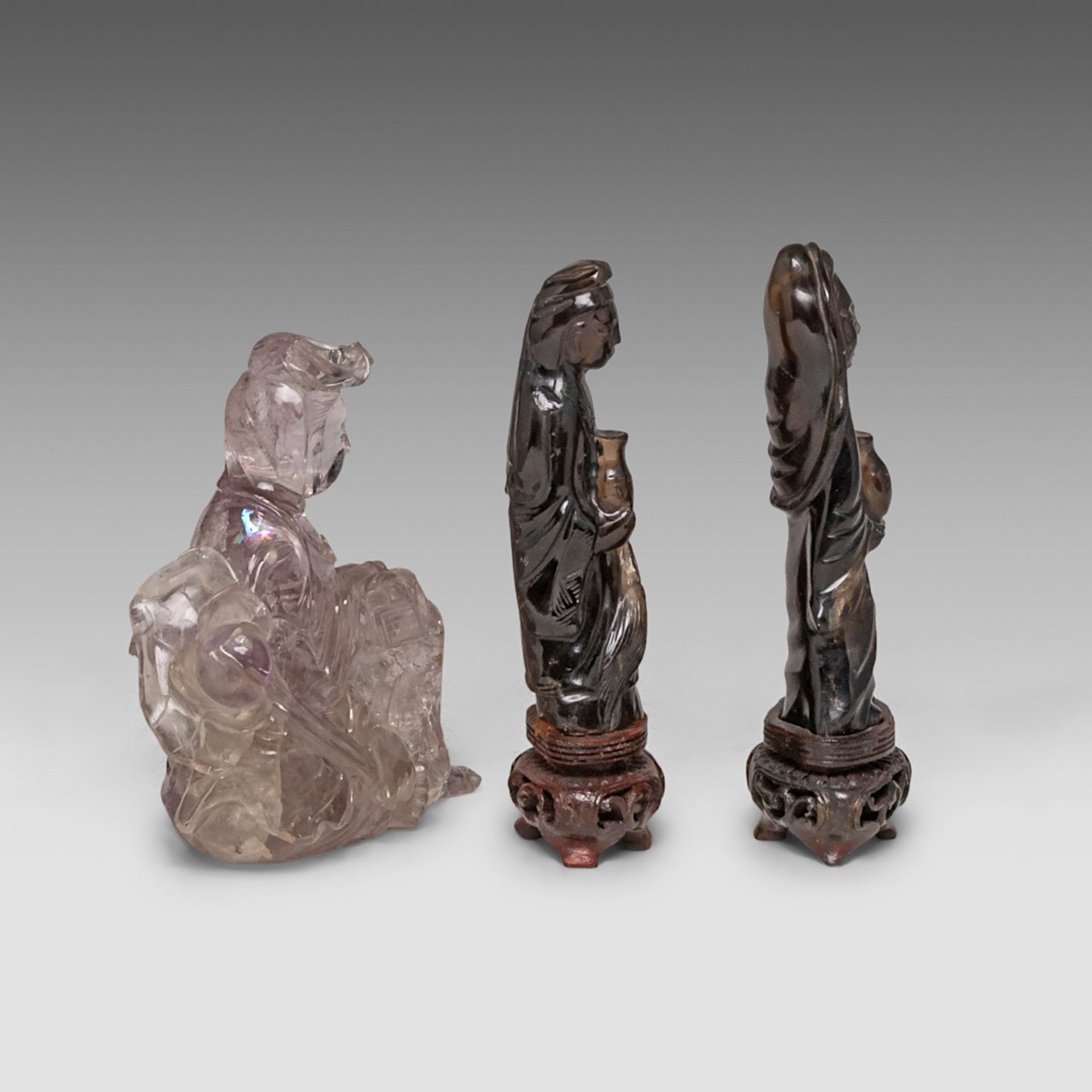 A collection of ten Chinese mineral carvings and a porcelain plate, incl. a carved mother-of-pearl s - Bild 21 aus 23