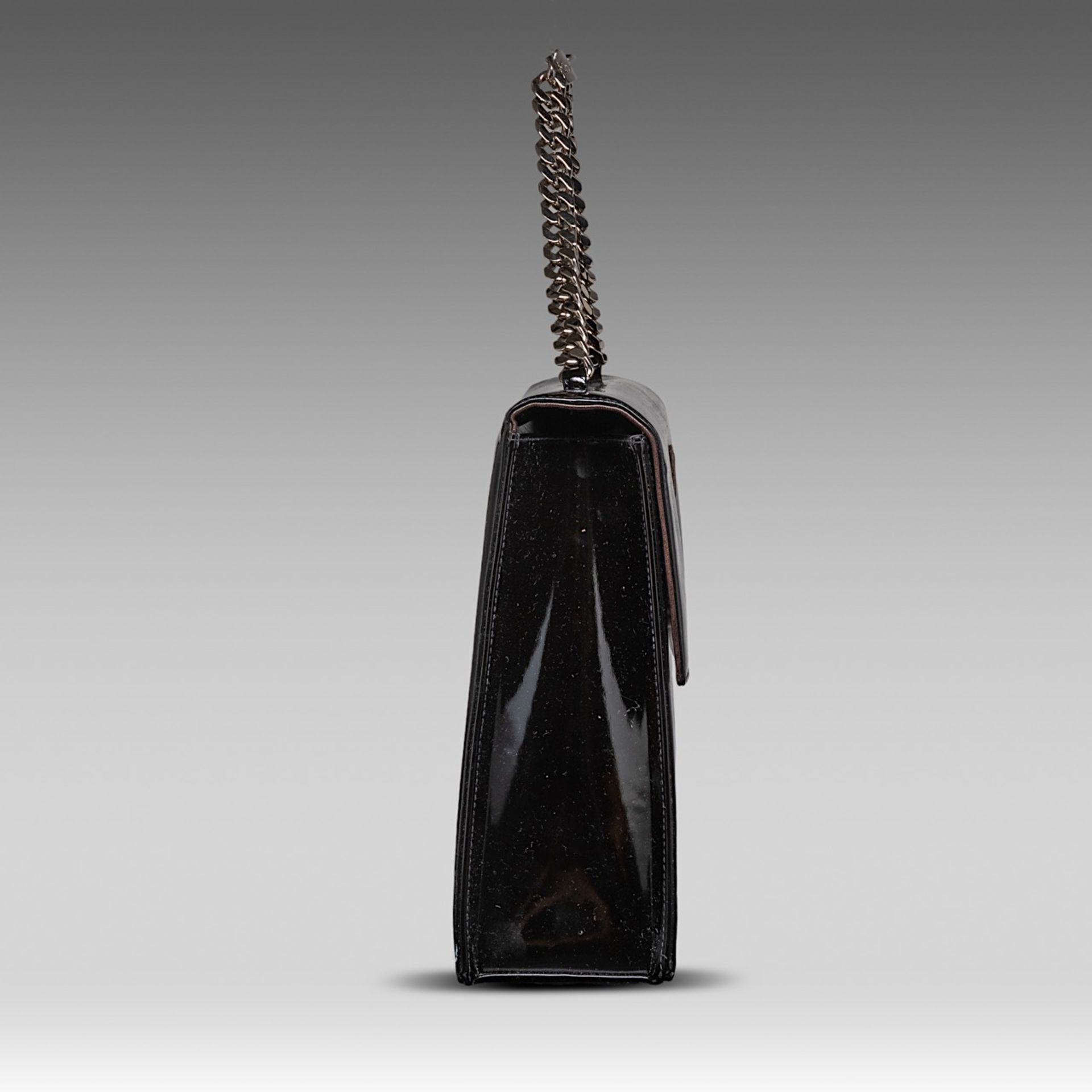 A Chanel flap handbag in black patent leather, H 22 - W 25 - D 8 cm - Bild 3 aus 10