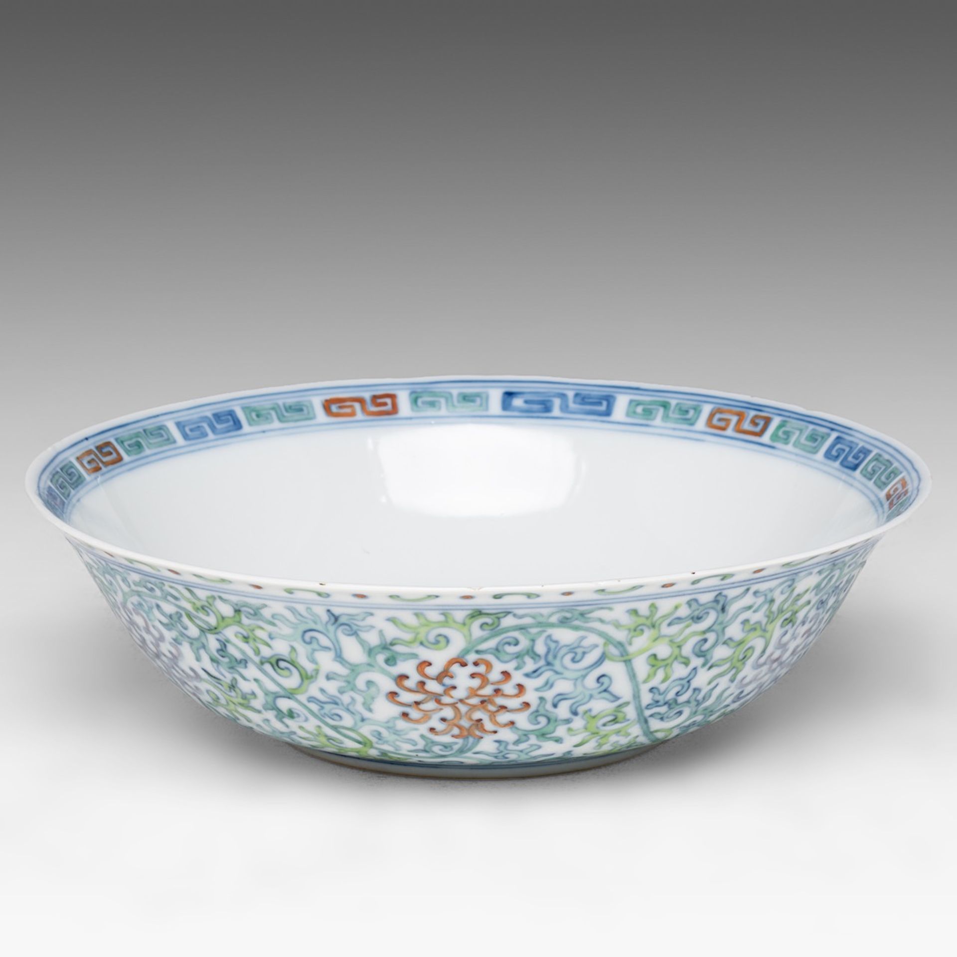 A Chinese doucai 'Scrolling Chrysanthemum' deep plate, Guangxu mark and of the period, dia 23 cm - Image 4 of 7