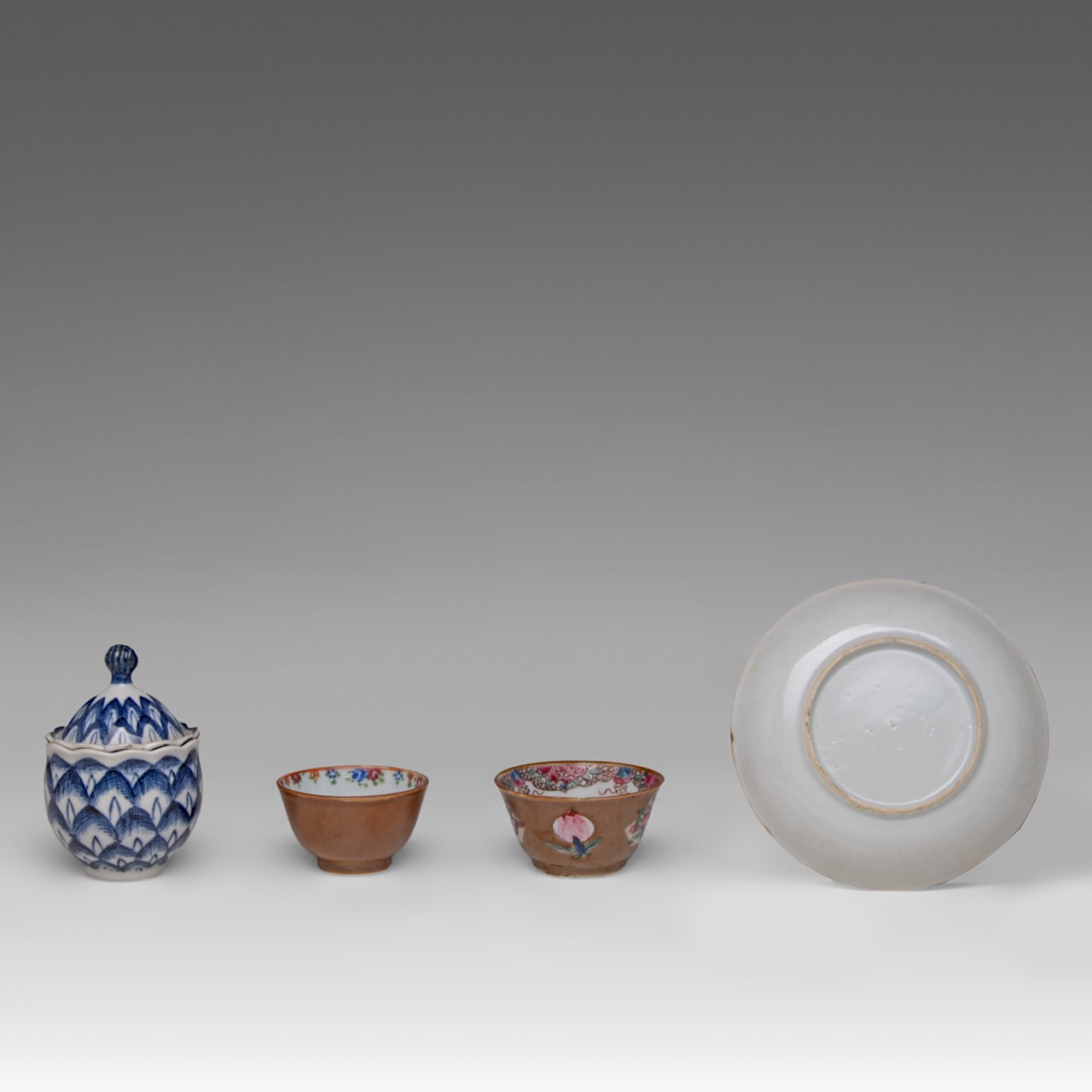 A small collection of Chinese medicine jars, late Qing and Kangxi period - and cafe-au-lait tea ware - Image 11 of 13