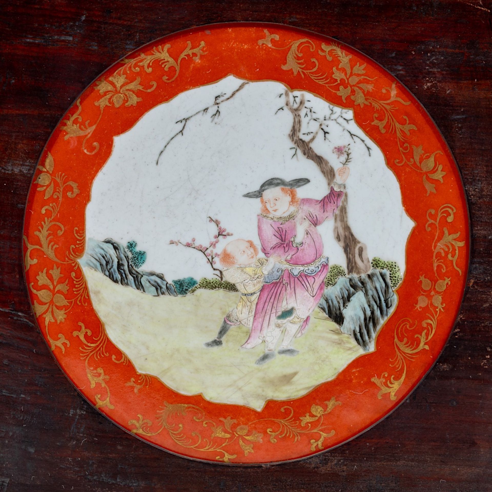 A Chinese famille rose 'European Figures' porcelain plaque, fitted in a wooden frame, total 35,5 x 3 - Bild 3 aus 3