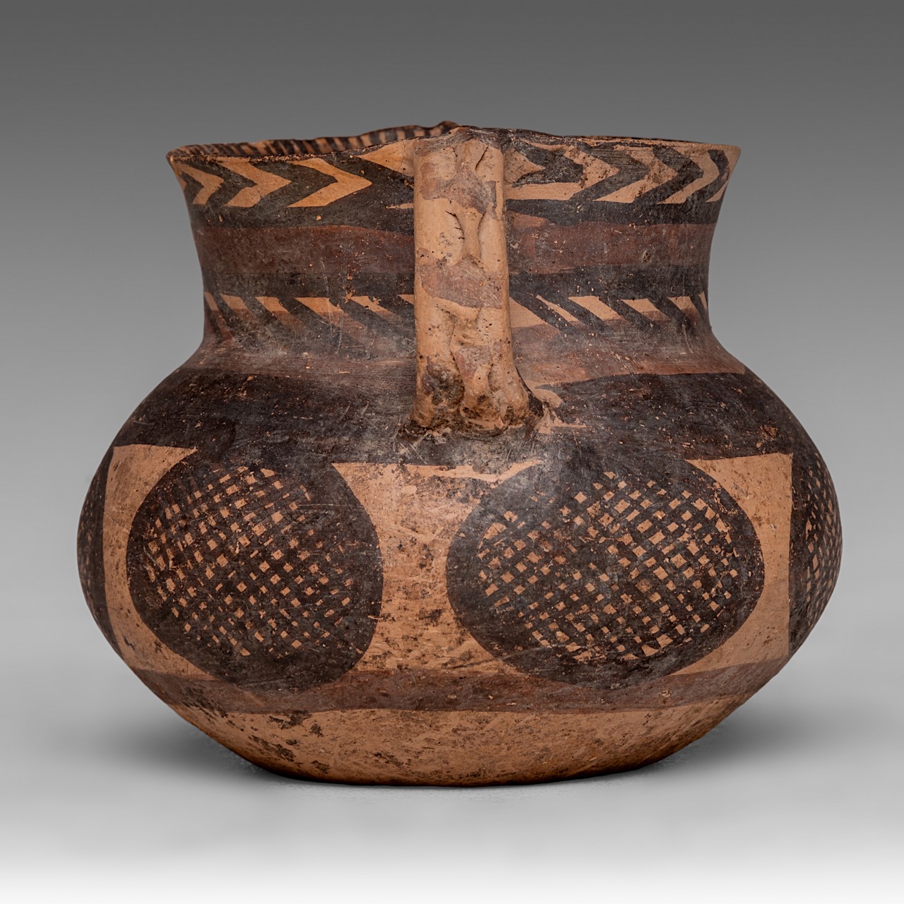 An elegant Chinese Neolithic Yangshao/Majiayao culture painted small pottery jar, Banshan-type, H 10 - Image 4 of 6