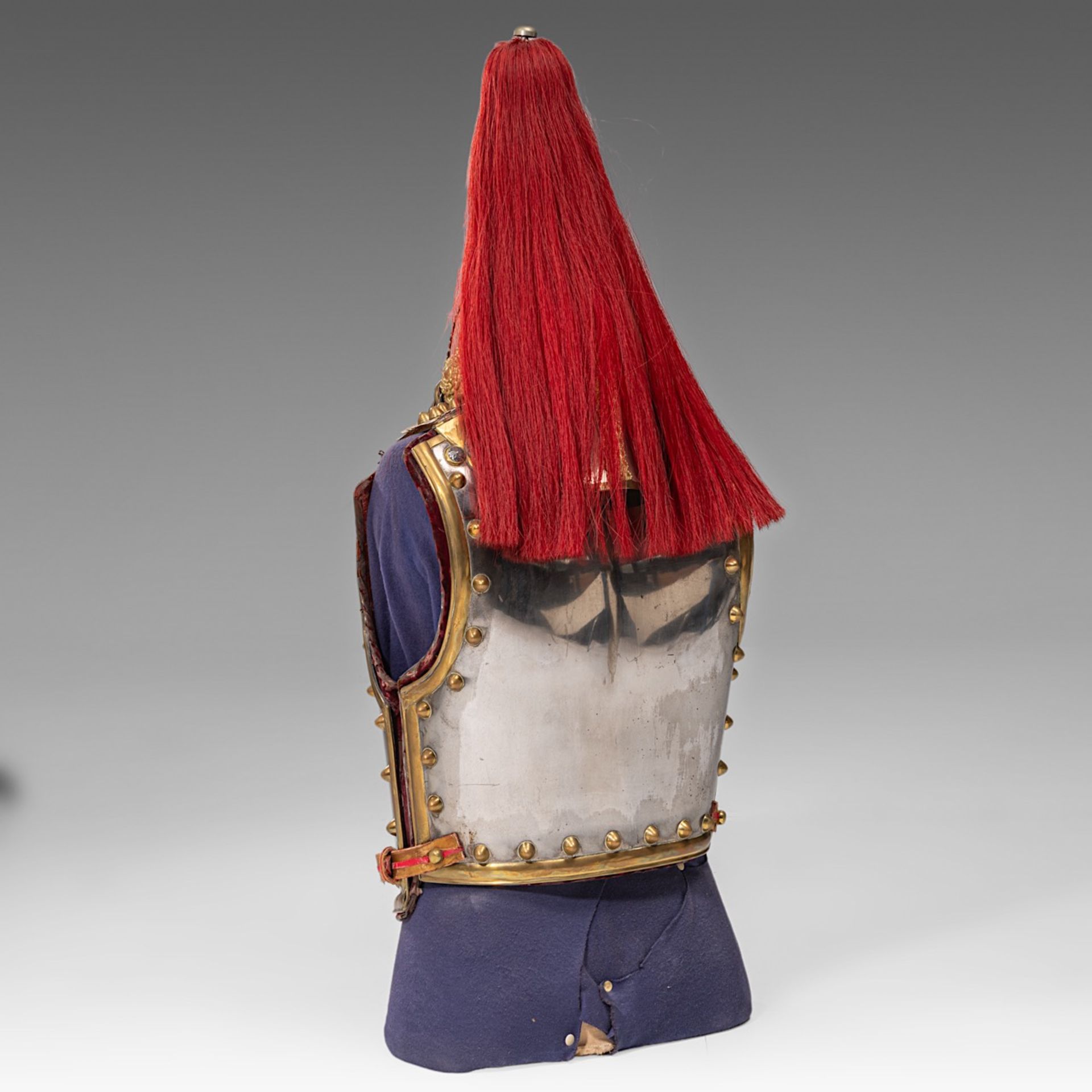 Cuirass and helmet of the Royal Horse Guards, metal and brass, 1928 83 x 34 x 42 cm. (32.6 x 13.3 x - Image 4 of 6