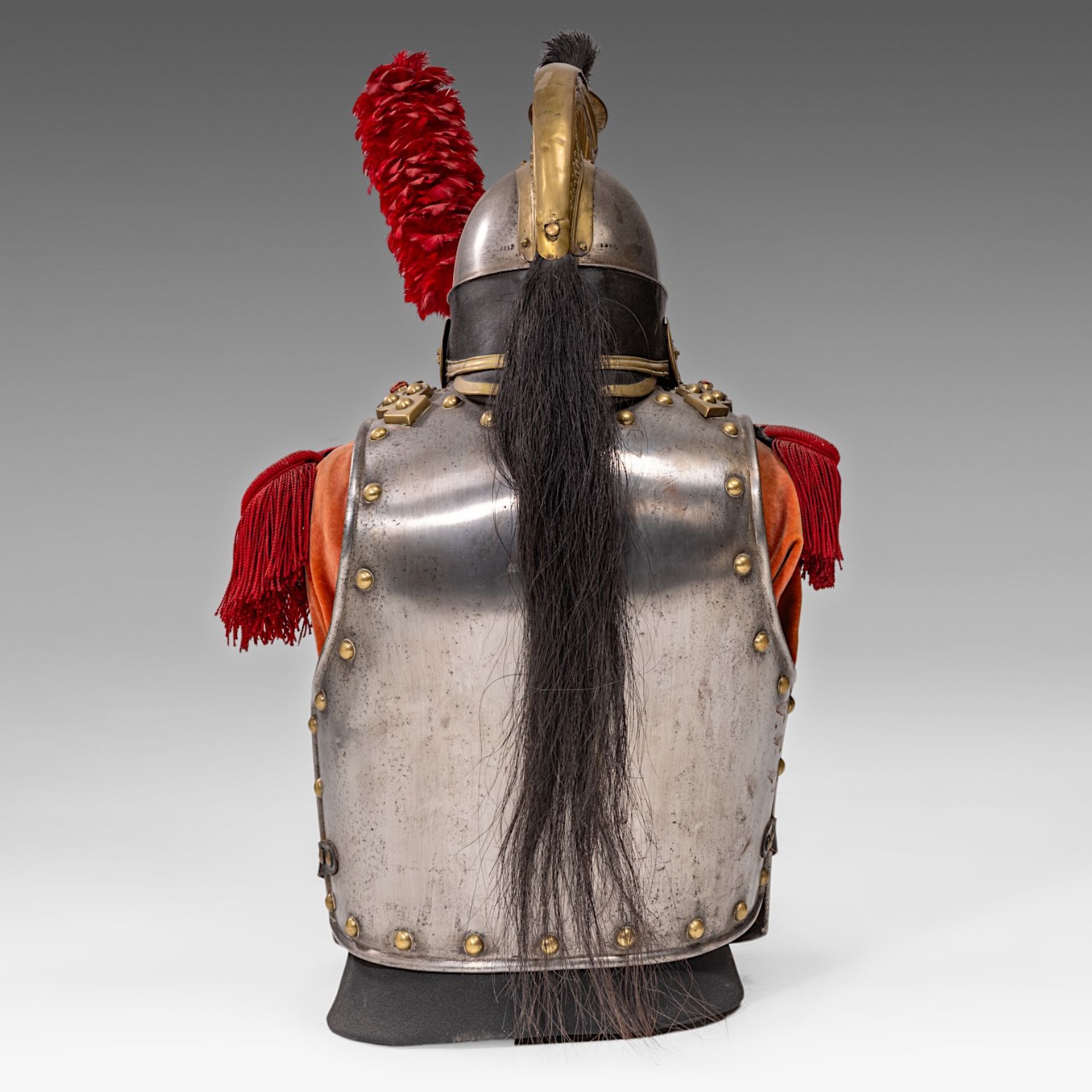 Cuirass and helmet for the French cuirassiers, metal, brass and textile, 1859-1872 73 x 30 x 38 cm. - Image 4 of 7