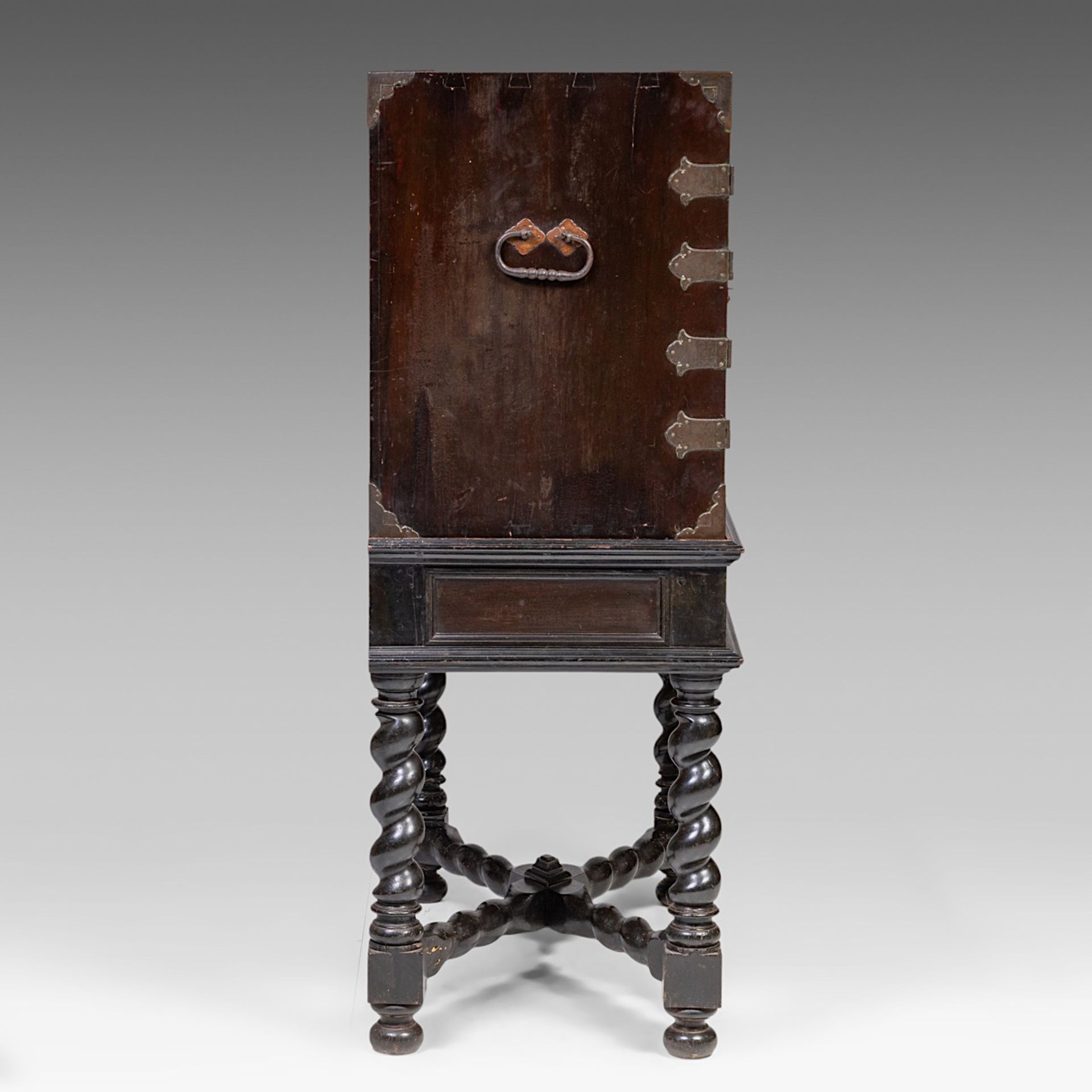 An anglo-colonial hardwood cabinet on stand, 20thC, H 144 cm - W 95,5 cm - D 54 cm - Bild 4 aus 6