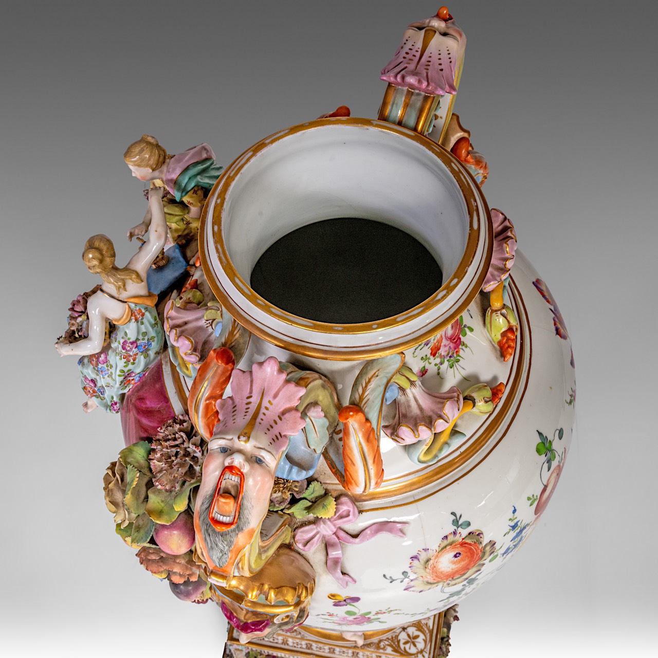 A very imposing Saxony porcelain vase on stand, Postschappel manufactory, Dresden, H 107 cm (total) - Image 13 of 23