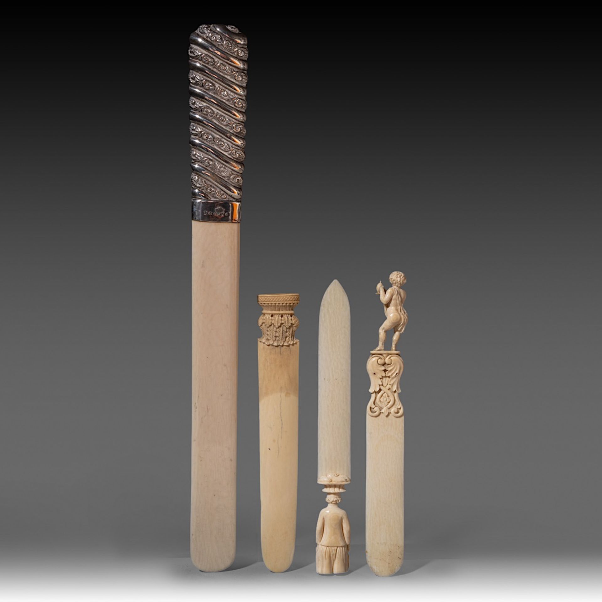 A collection of two European ivory letter openers, a ditto walrus ivory opener, a ditto page-turner, - Bild 9 aus 11