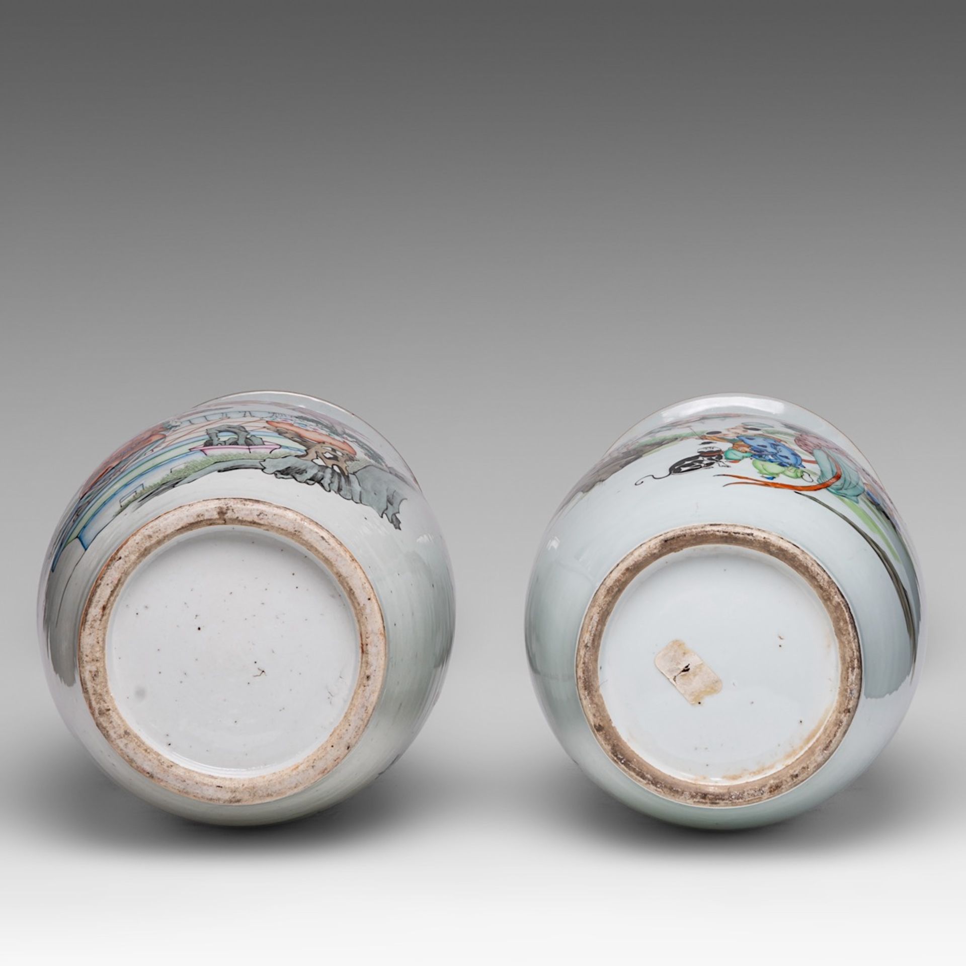 Two Chinese famille rose figural vases, both back with a signed text, Republic period, H 57 - 56,5 c - Bild 6 aus 6