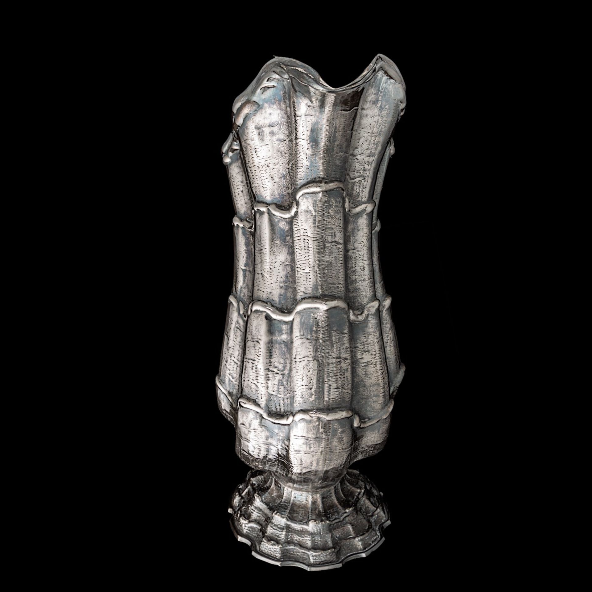 Two (19thC)- 20th-century silver turbo shell-shaped ewers, indecipherably hallmarked, H 25,5 - 26 cm - Bild 9 aus 13