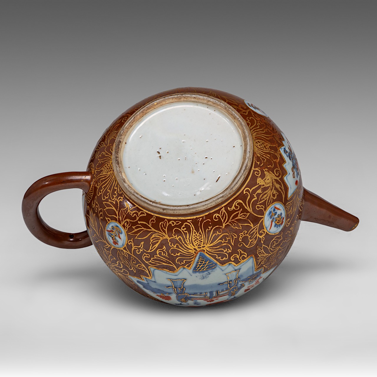 An unusual imposing Chinese cafe-au-lait and Imari teapot, Kangxi period, H 19,5 - L 27,5 cm - added - Image 7 of 17