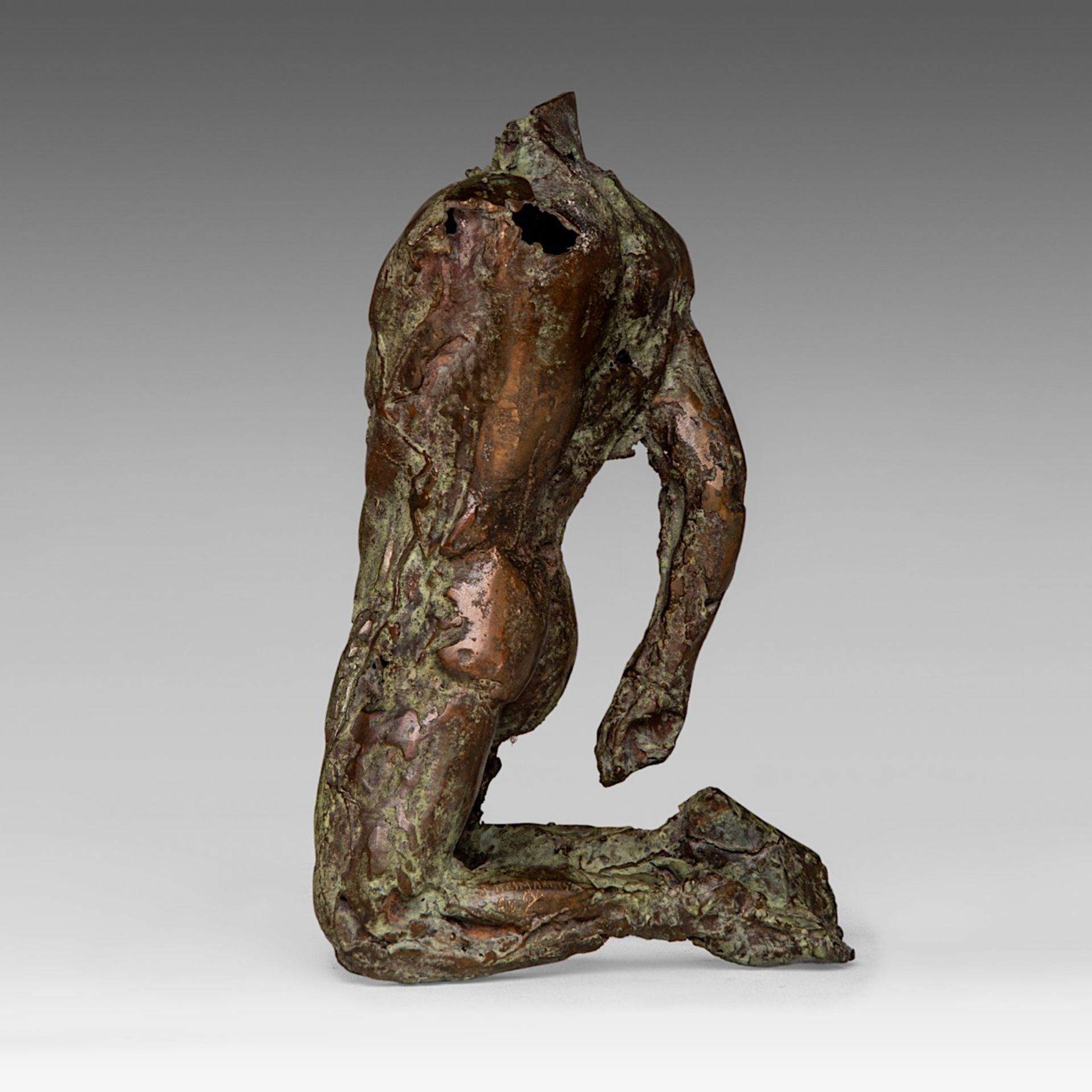 Jan Desmarets (1961), kneeling man, patinated bronze, 5/8 26.5 cm. (10.4 in.) - Image 3 of 7