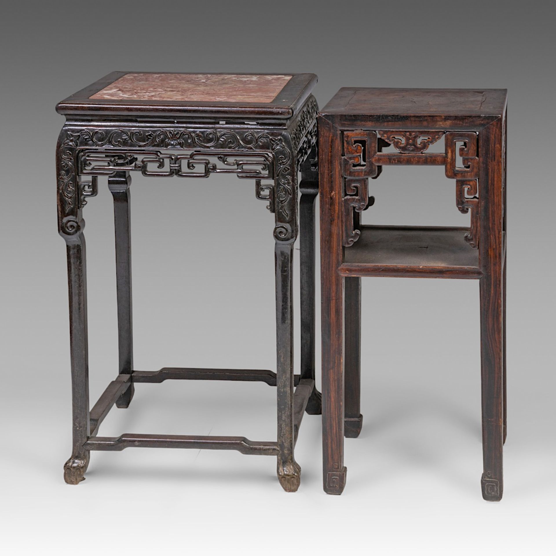 Two South-Chinese carved hardwood bases, one with a marble top, late Qing, largest H 82 - 48 x 48 cm - Bild 4 aus 7