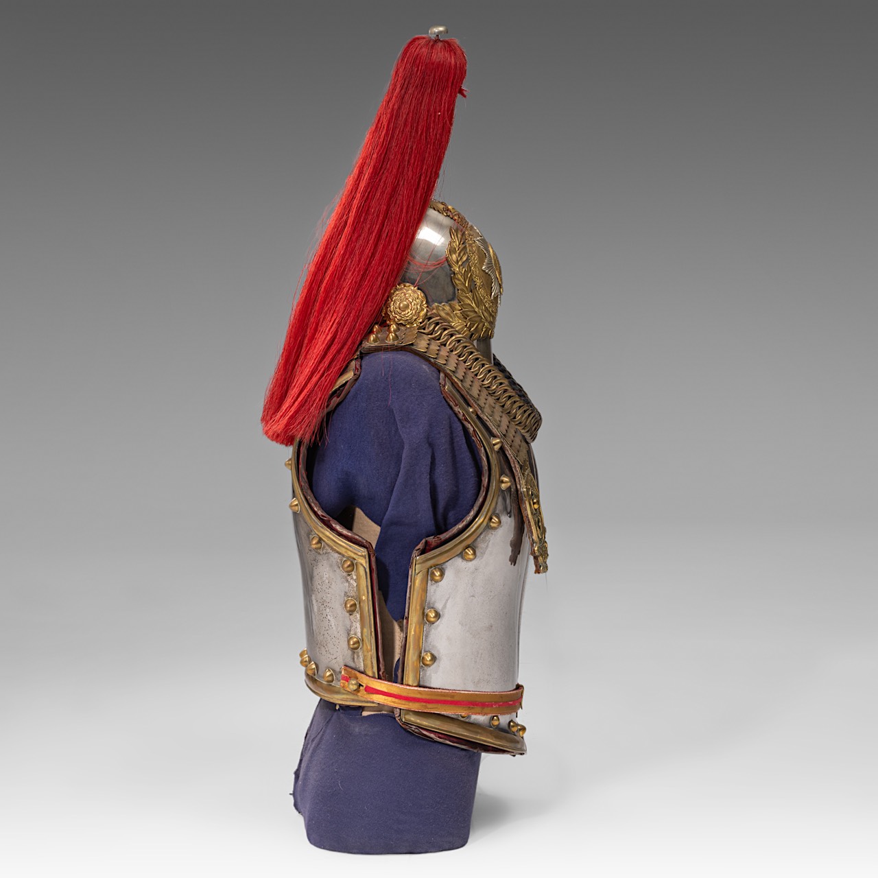 Cuirass and helmet of the Royal Horse Guards, metal and brass, 1928 83 x 34 x 42 cm. (32.6 x 13.3 x - Image 6 of 6