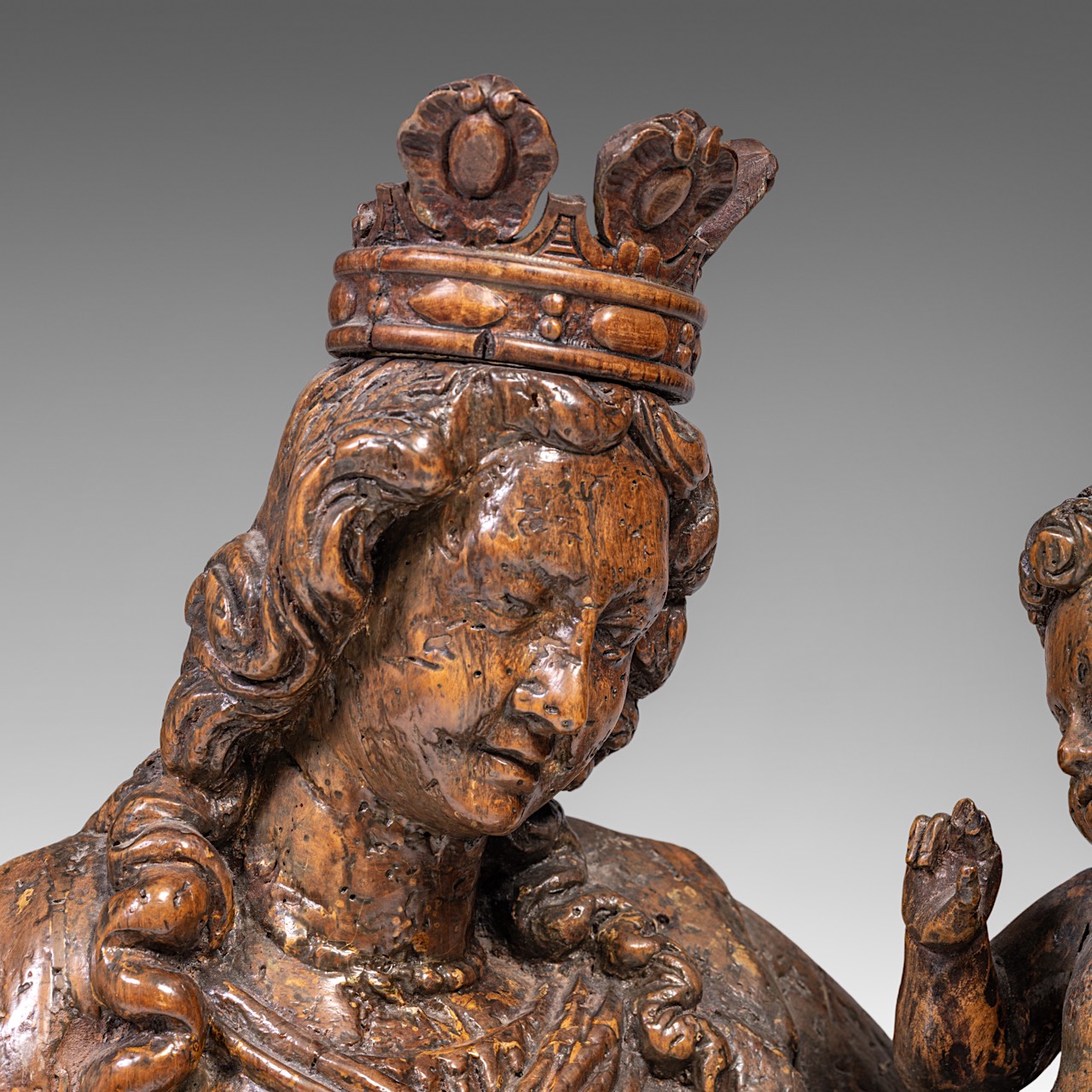 An impressive limewood sculpture of the Crowned Madonna and Child, ca. 1520, Flemish, H 85 cm - Image 7 of 10