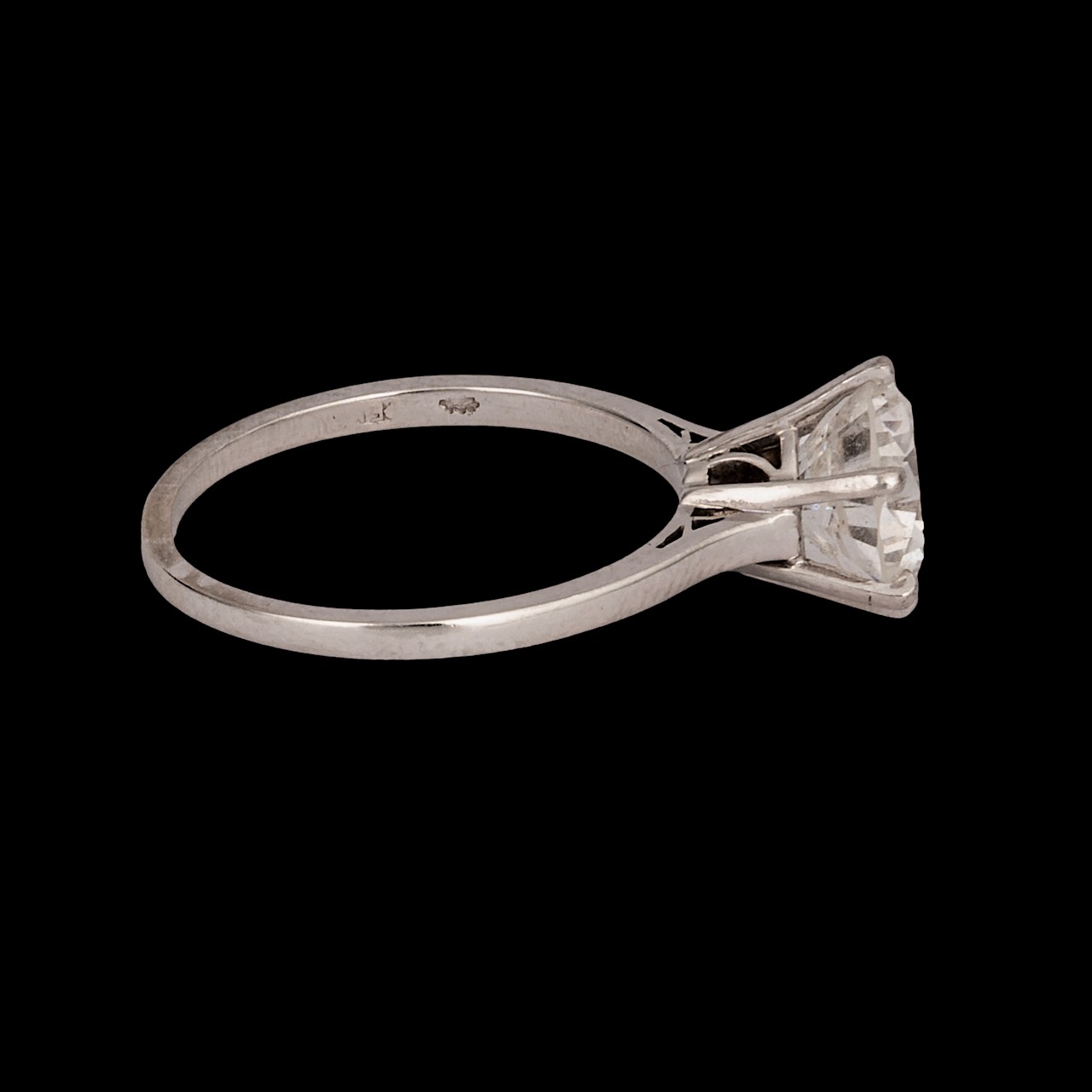 A fine 18ct white gold solitaire ring set with a 2,74 ct brilliant cut diamond - Image 3 of 5