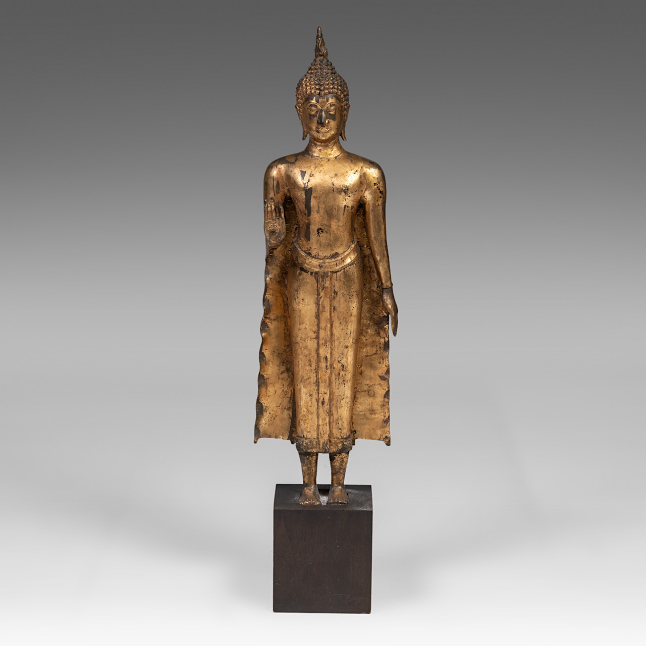 A Thai Rattanakosin style gilt bronze standing Buddha, 19thC/20thC, Total H 118 cm (incl. base) - Image 2 of 16