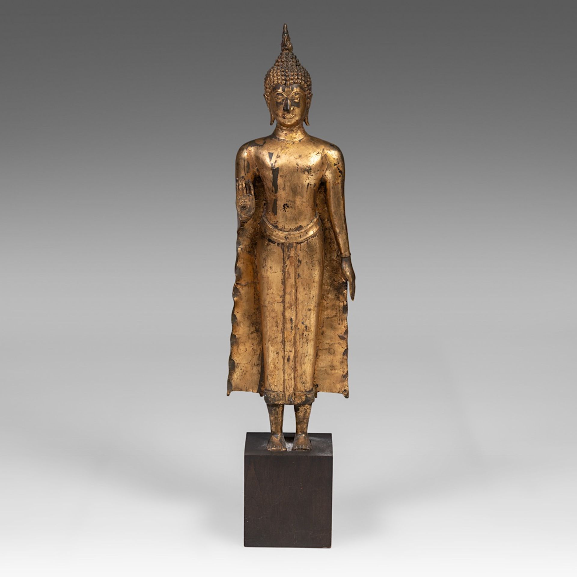 A Thai Rattanakosin style gilt bronze standing Buddha, 19thC/20thC, Total H 118 cm (incl. base) - Bild 2 aus 16
