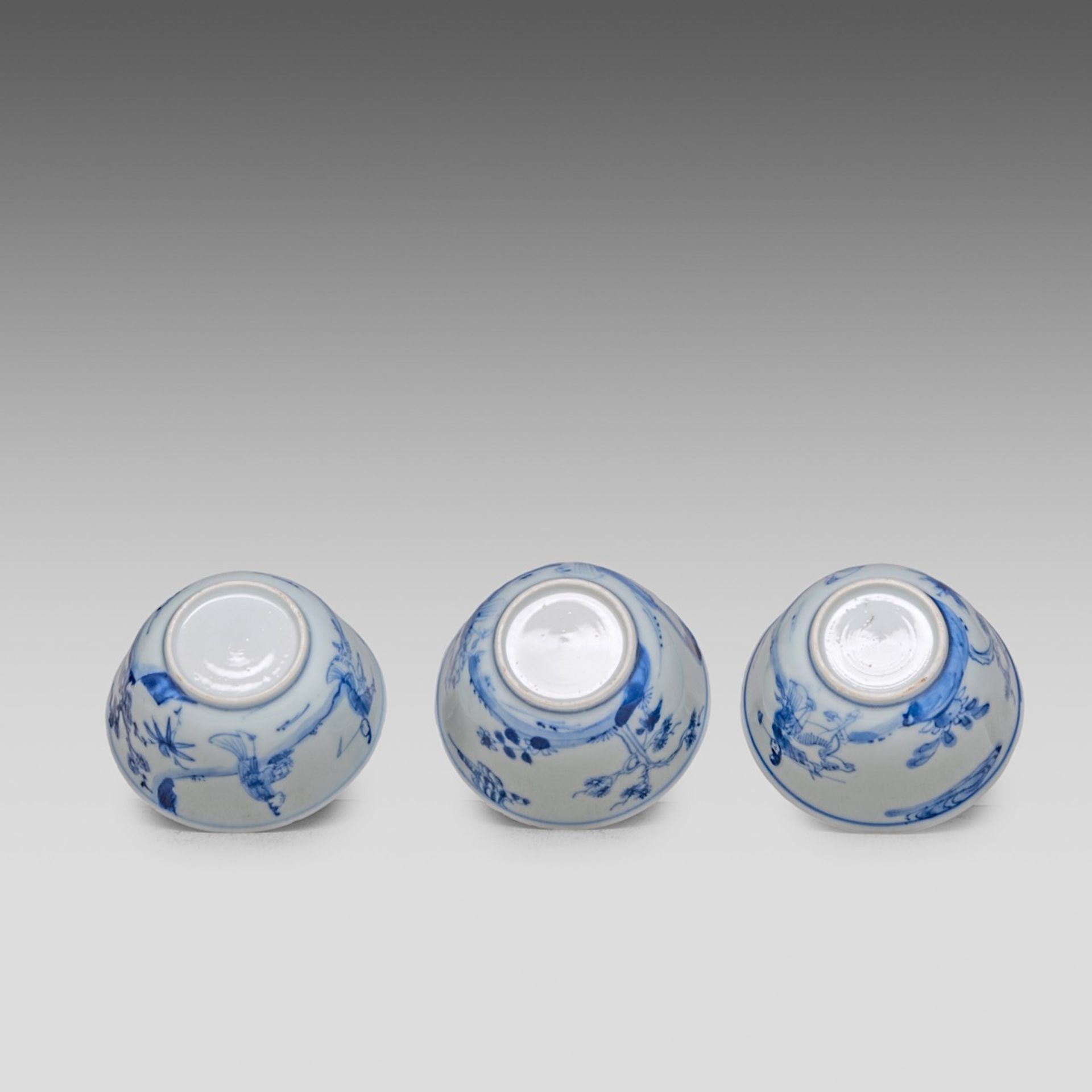 A series of five Chinese blue and white 'Female Immortal' cups, Kangxi/Yongzheng, H 3,5 - dia 7,2 cm - Bild 8 aus 10