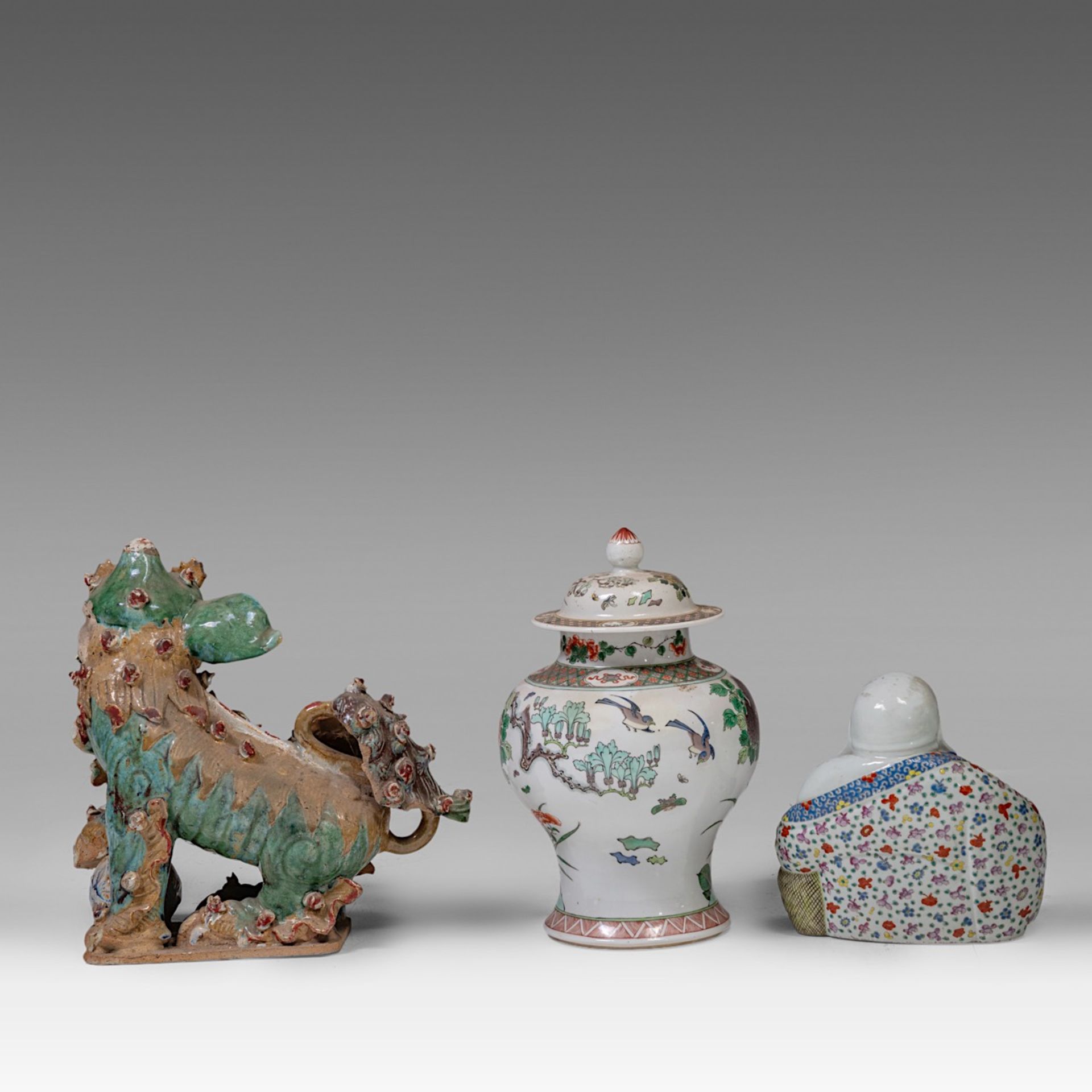 A Chinese famille verte covered baluster vase and a famille rose figure of smiling Budai, early 20th - Bild 3 aus 8
