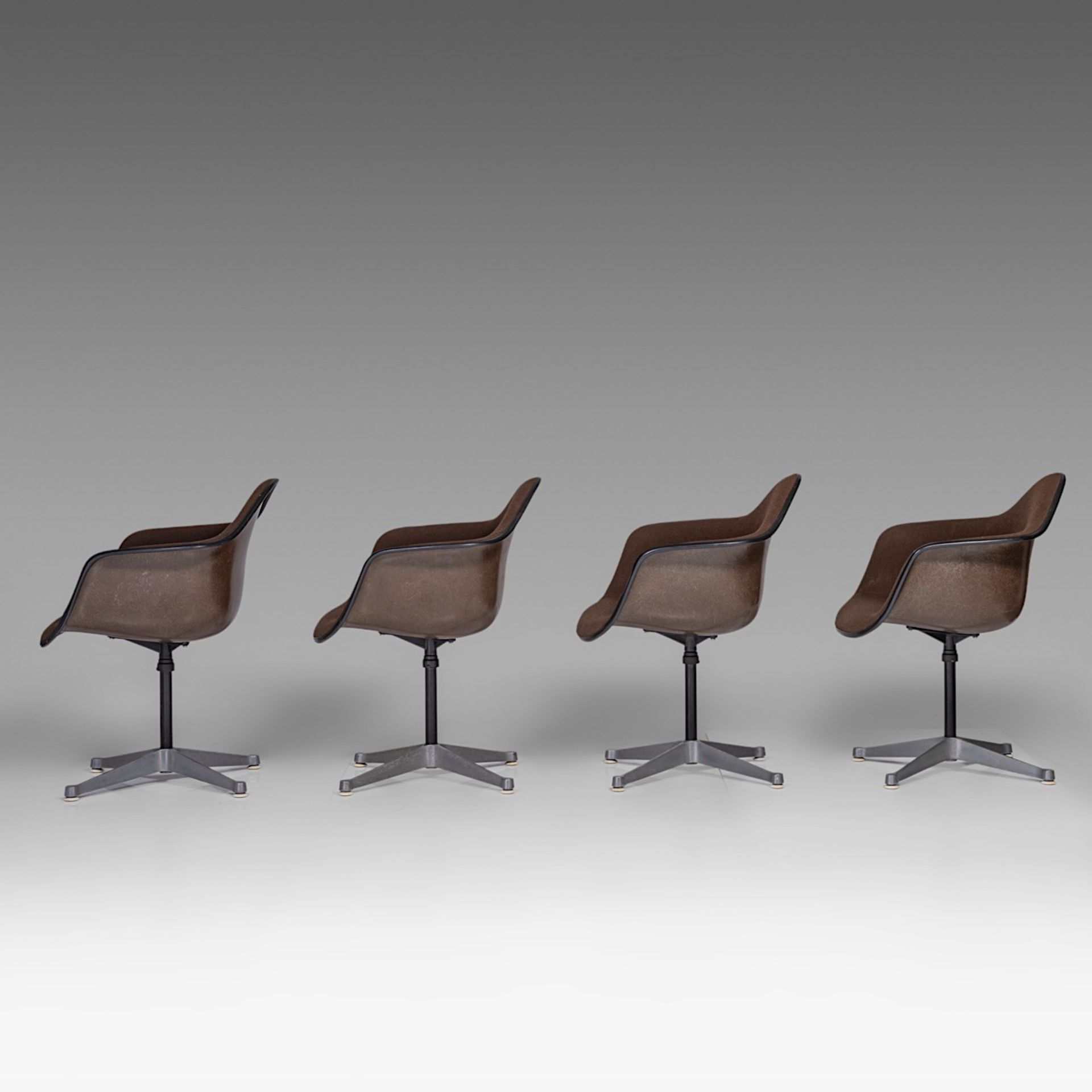 A set of 8 Charles & Ray Eames fibreglass shell chairs for Herman Miller, H 79 cm - Image 6 of 19