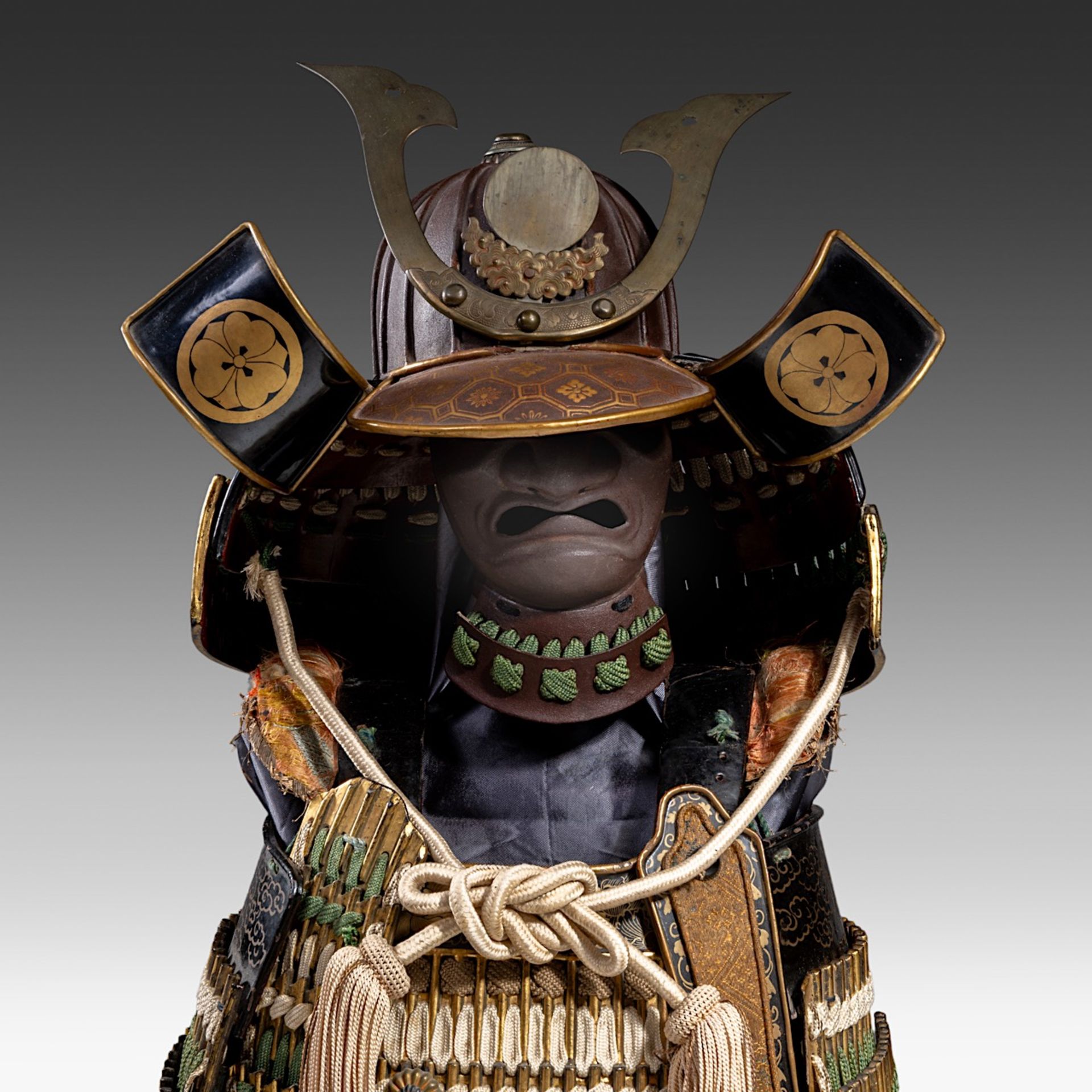 A late Edo/Meiji period (19thC) miniature ceremonial suit of armour, including box, total (with box) - Bild 8 aus 8