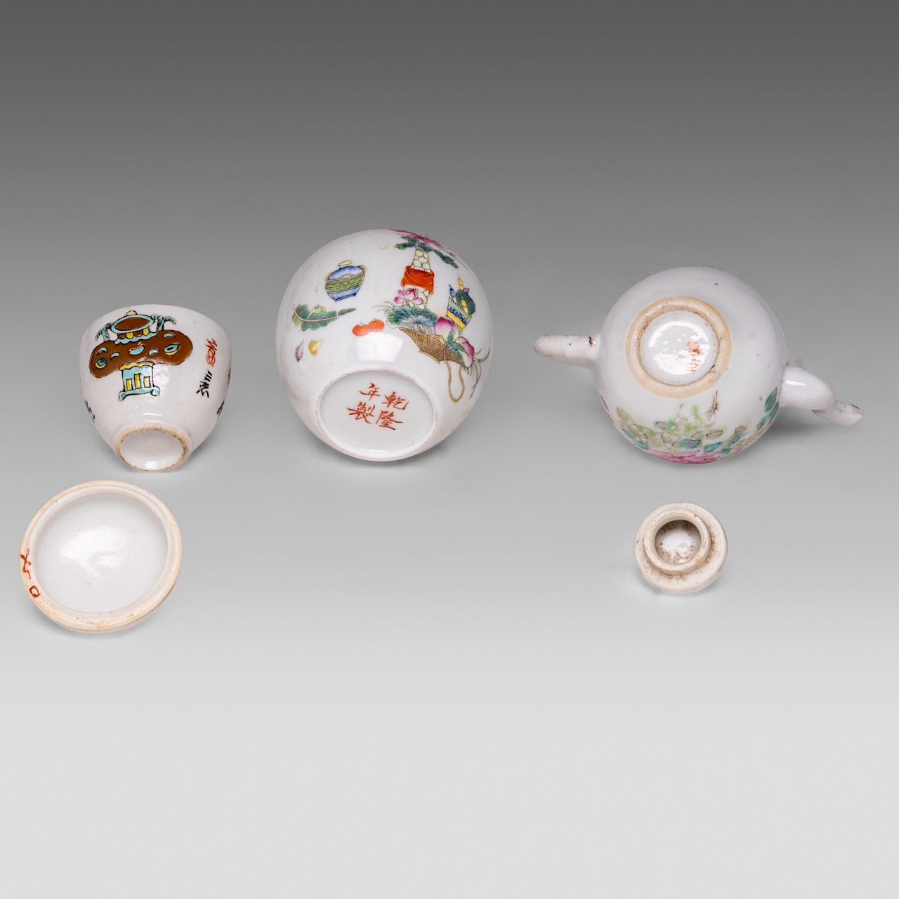 A small collection of Chinese famille rose ware, incl. a pair of fine 'Bamboo' wine cups, Daoguang m - Bild 13 aus 13