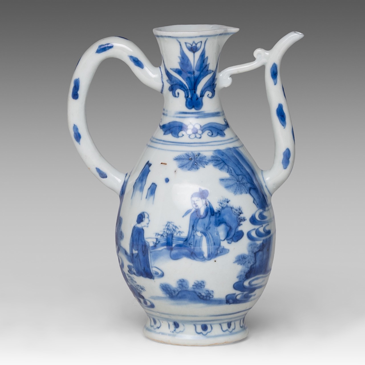 A Chinese blue and white 'Dignitary and Servant' ewer, Transitional period, H 20,5 cm - Image 3 of 6