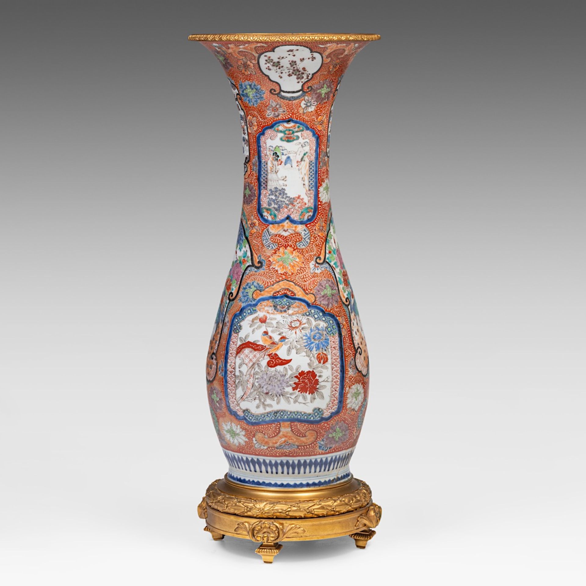 A large Japanese Imari vase, fixed on a gilt bronze foot and with a ditto rim, late Meiji (1868-1912 - Bild 3 aus 6