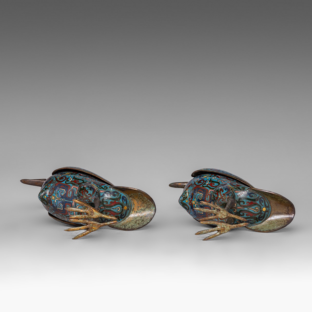 A pair of Chinese cloisonne enamelled bronze cranes, 20thC, both H 35 cm - Image 7 of 7