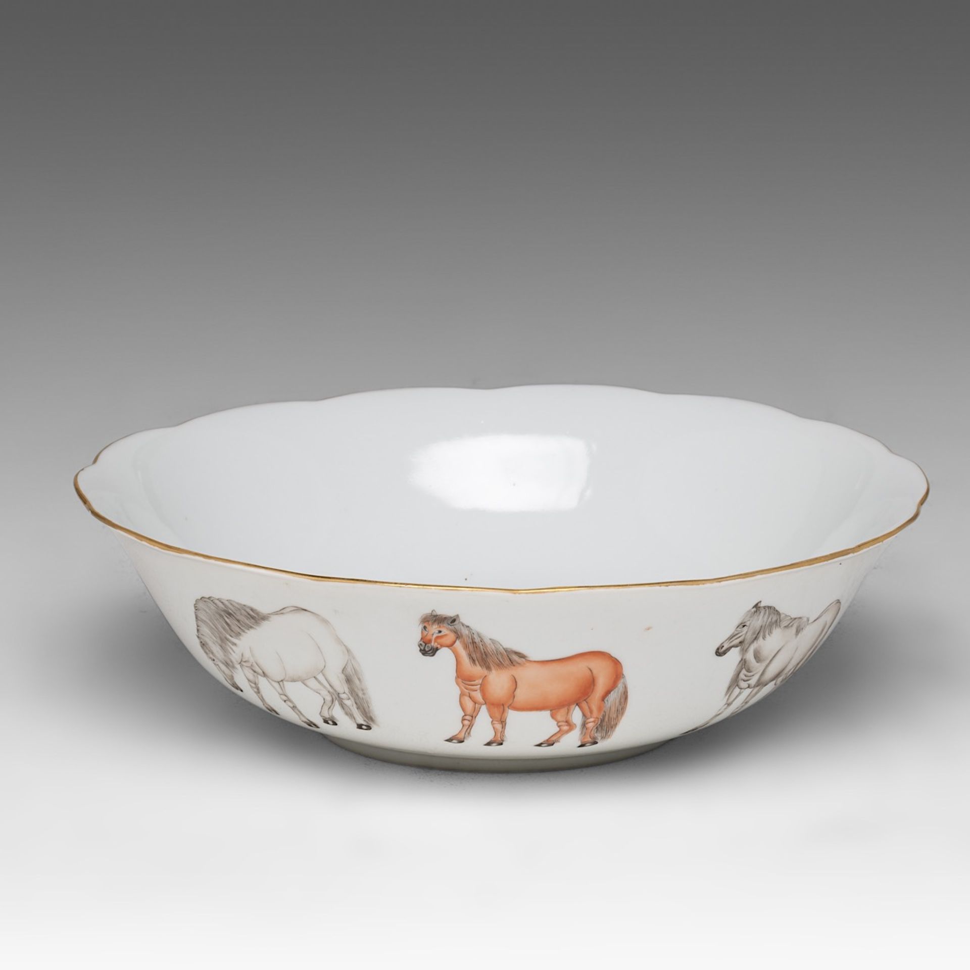 A Chinese polychrome 'Eight Horses' deep plate, Tongzhi mark and of the period, dia 25,5 cm - Bild 6 aus 7