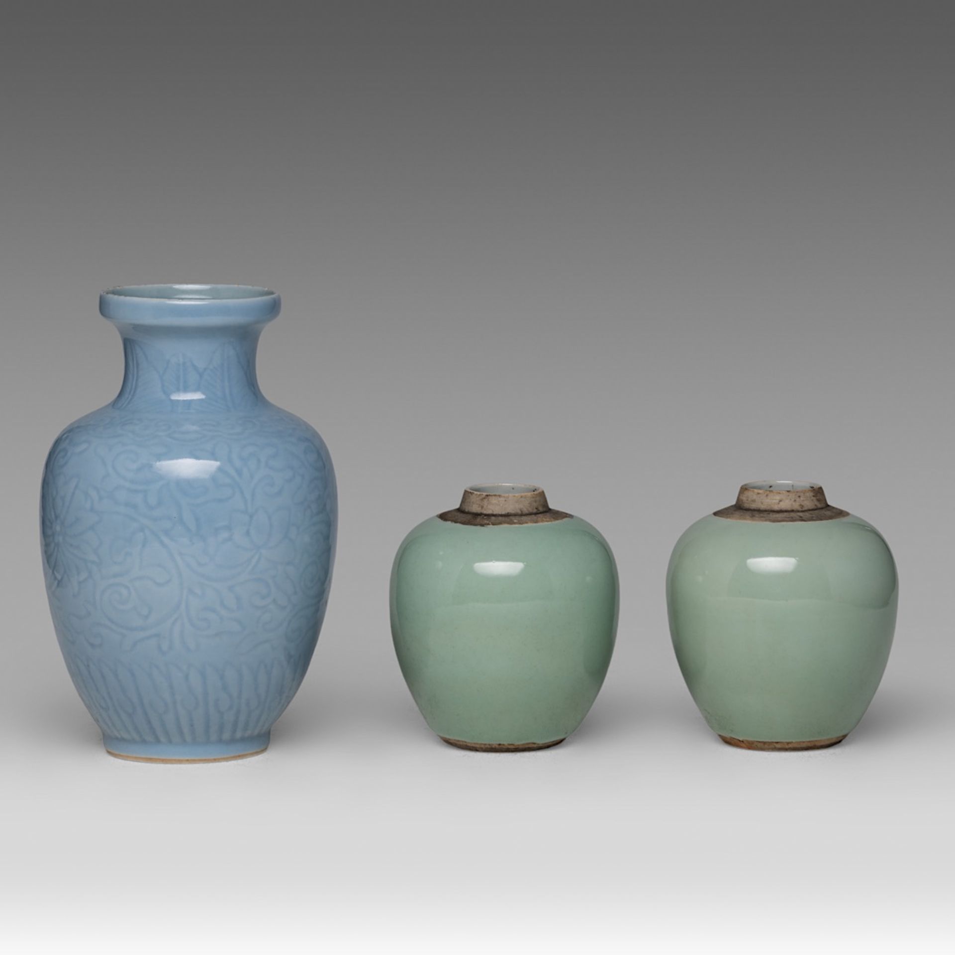 A small collection of six Chinese porcelain ware, Kangxi and late Qing, tallest H 23 cm (6) - Bild 5 aus 19