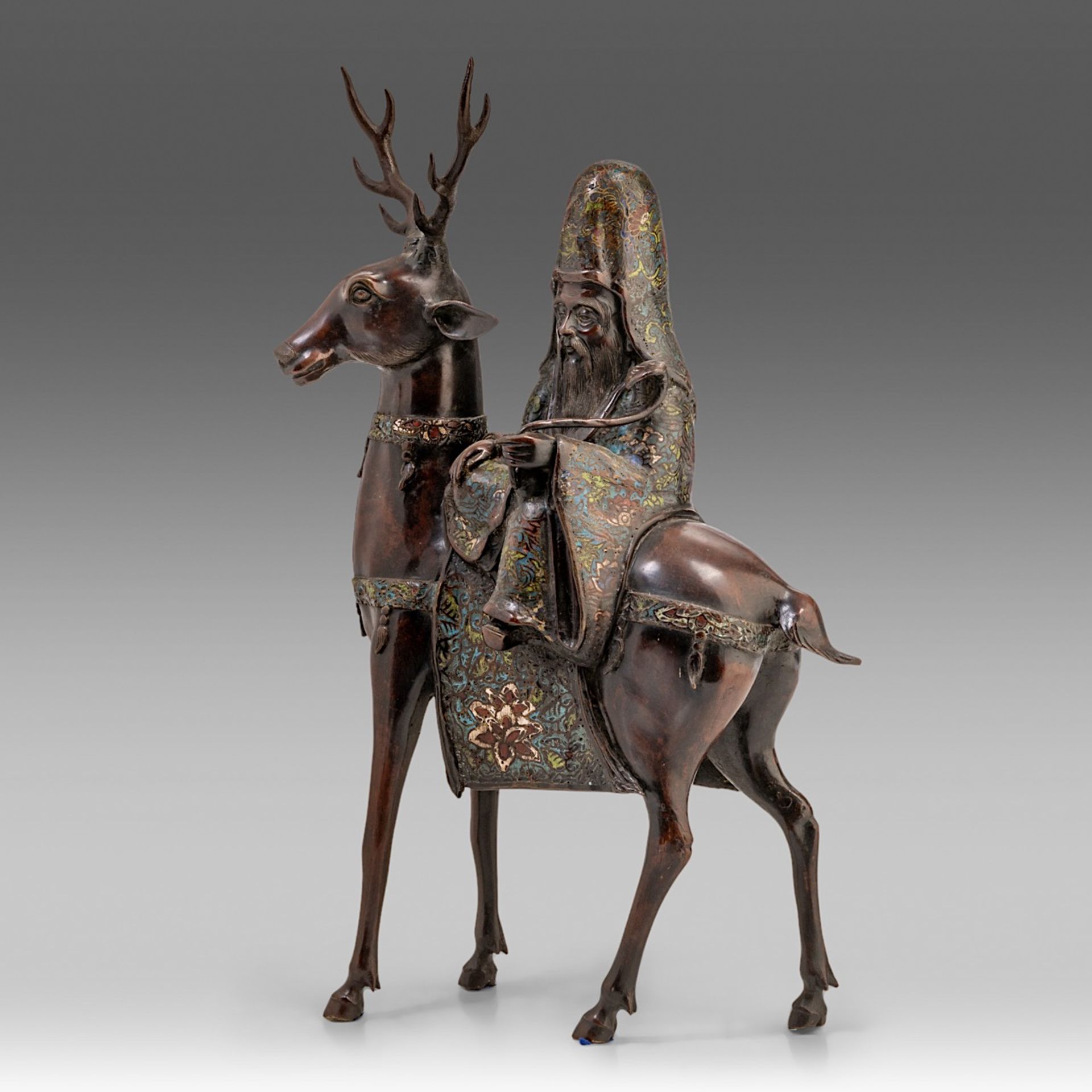 A Japanese champleve enamelled bronze statue of Fukurokuju riding a deer, late Meiji (1868-1912), H - Bild 2 aus 9