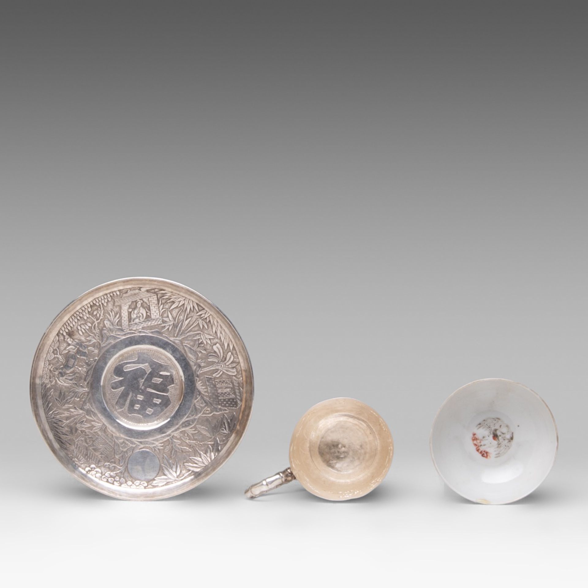 A small collection of various Chinese objects, incl. a fine famille rose 'Sanduo' wine cup, marked J - Bild 5 aus 14