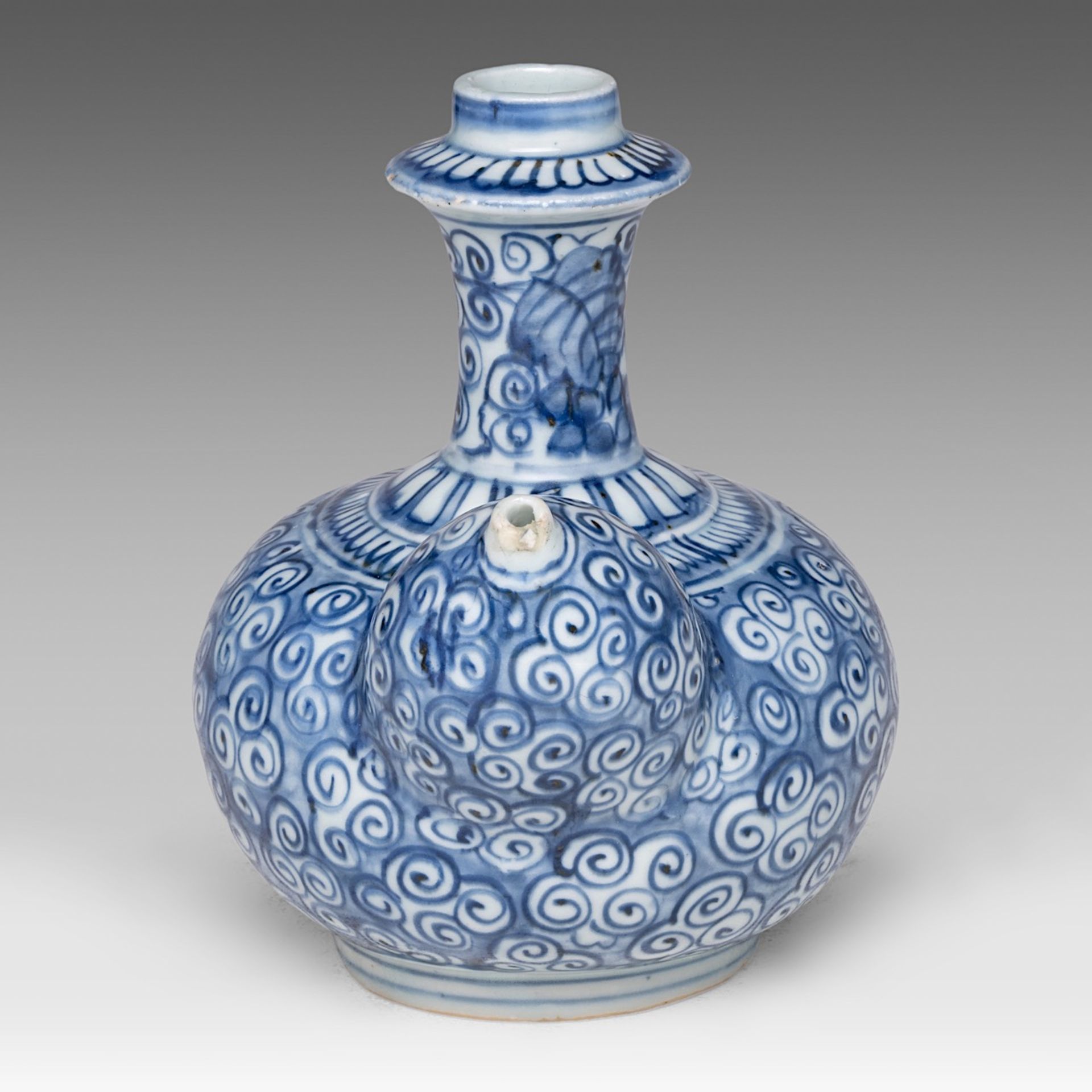 A Chinese blue and white Kendi jug decorated with scrolling tendrils, marked with a rabbit, 17thC, H - Bild 2 aus 7